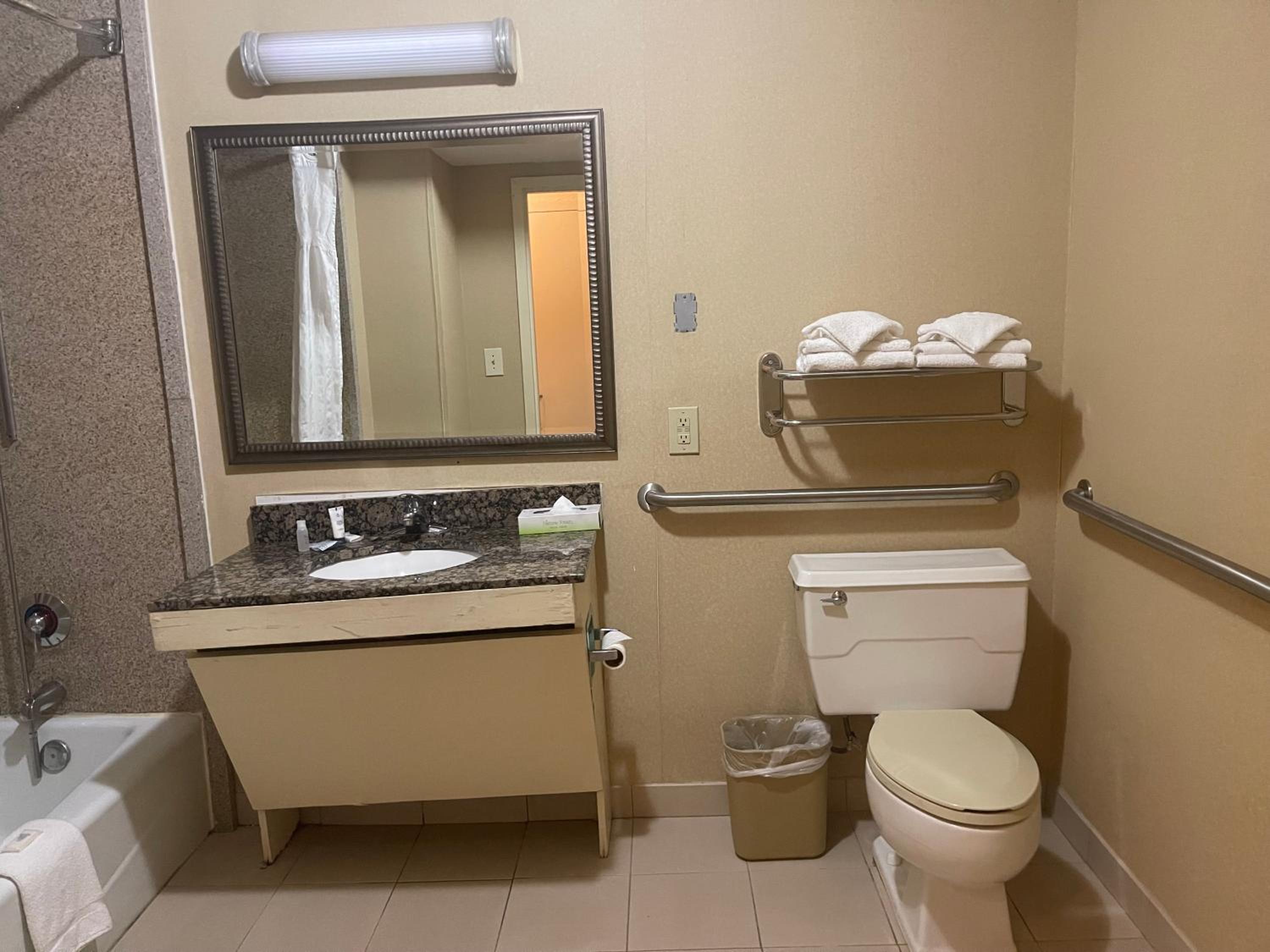 Accessible One Queen Bed - Photo 3
