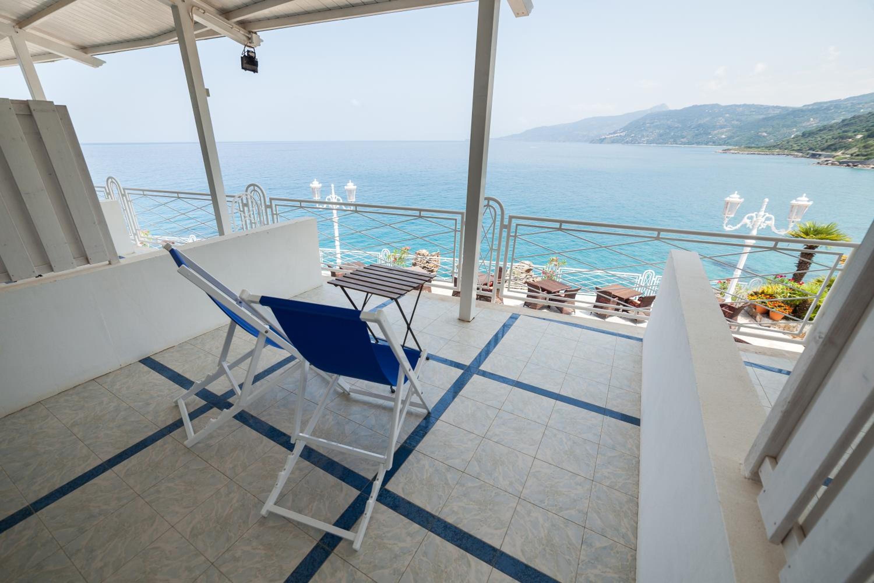 Superior Double Room with Sea View - Photo 4