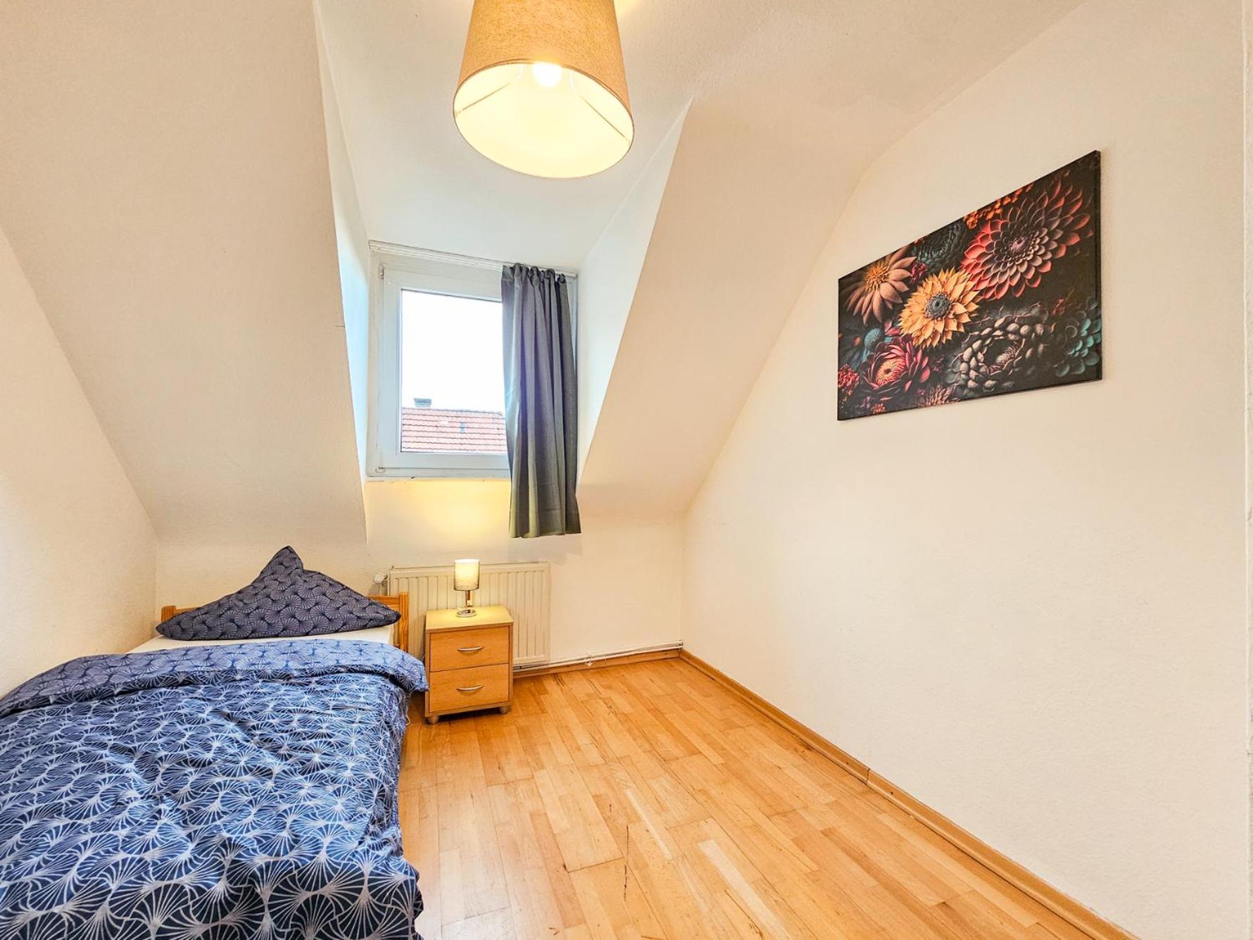 Four-Bedroom Apartment with Balcony  photo 2
