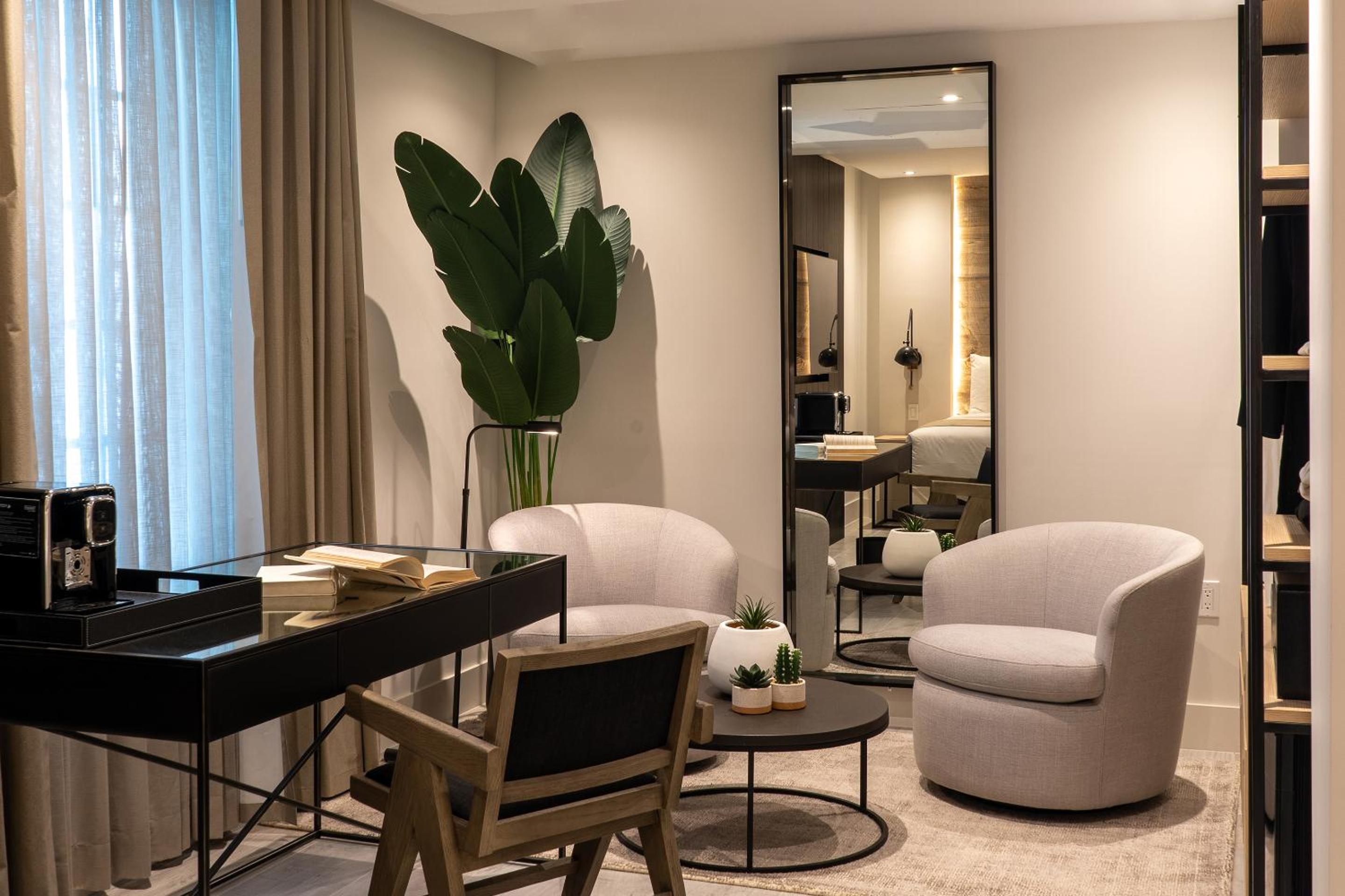 Deluxe Queen Suite - Photo 9