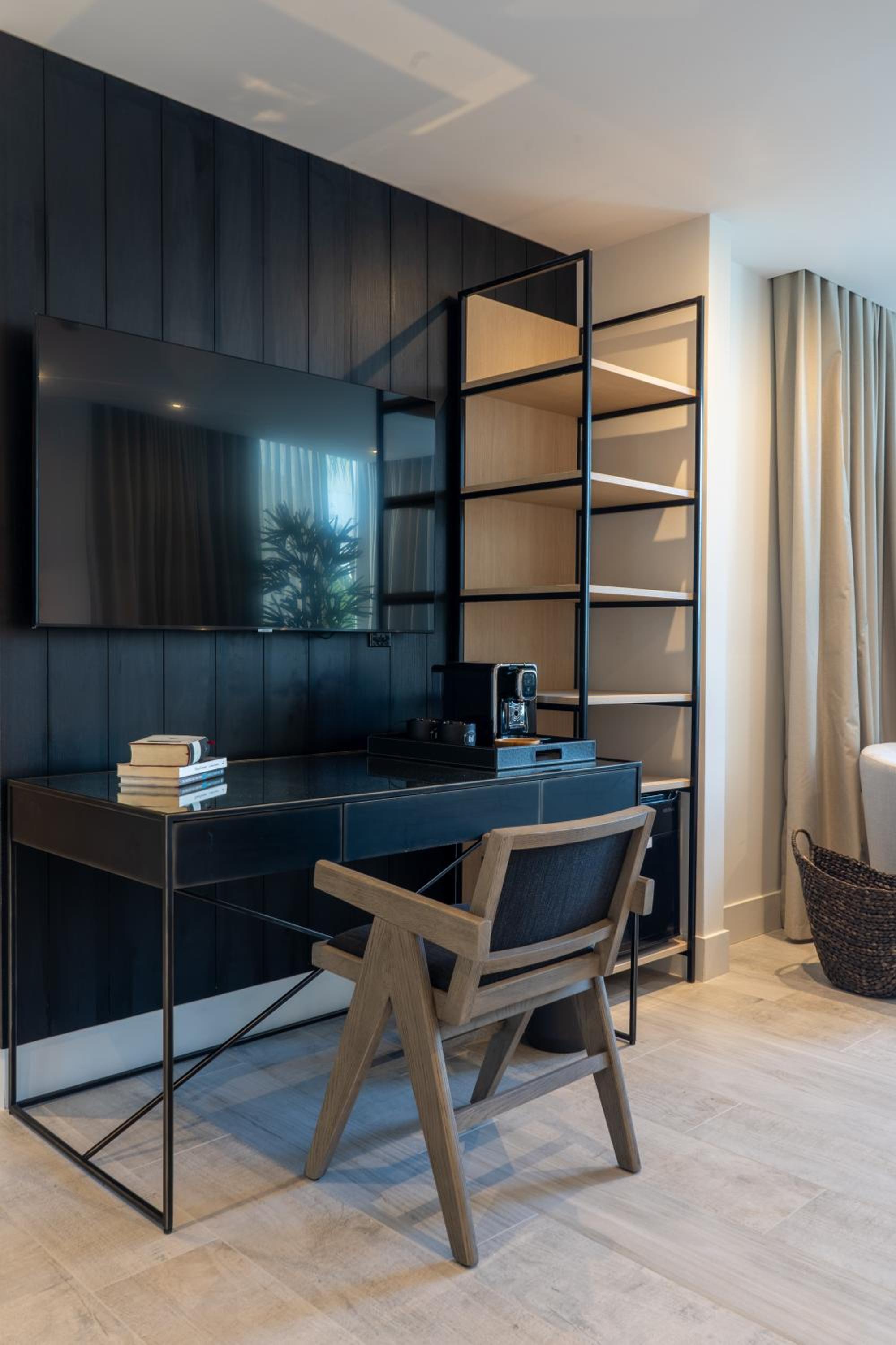 Deluxe King Suite - Photo 5