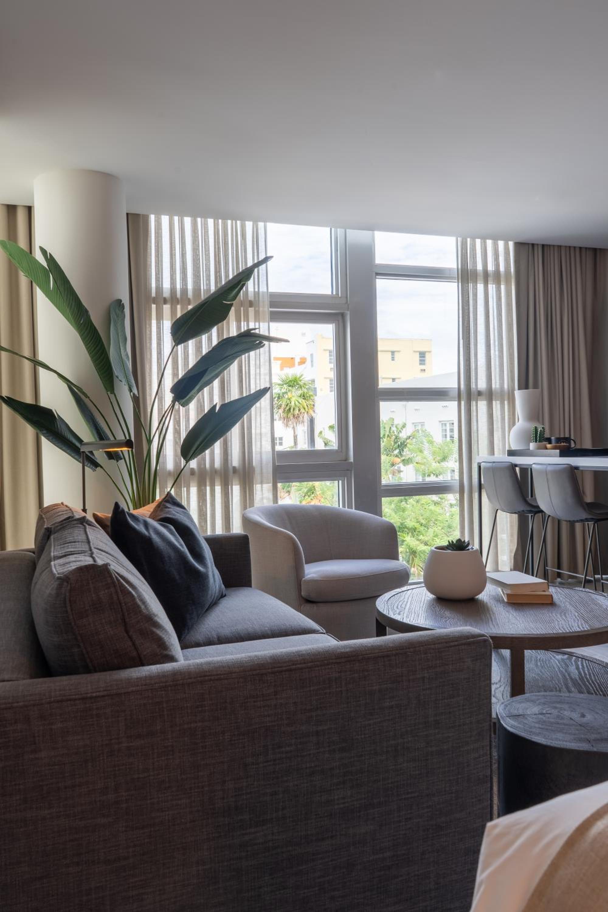 Deluxe King Suite - Photo 3