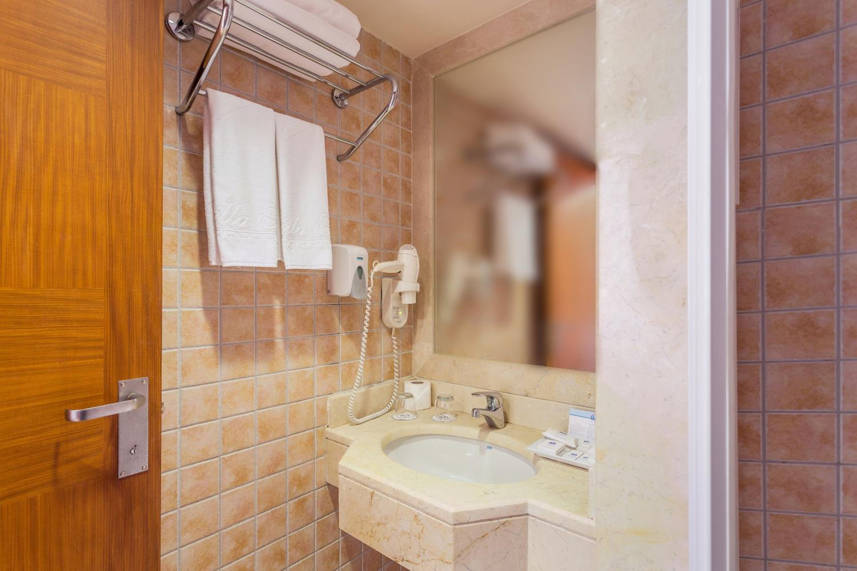 Standard Double or Twin Room photo 3
