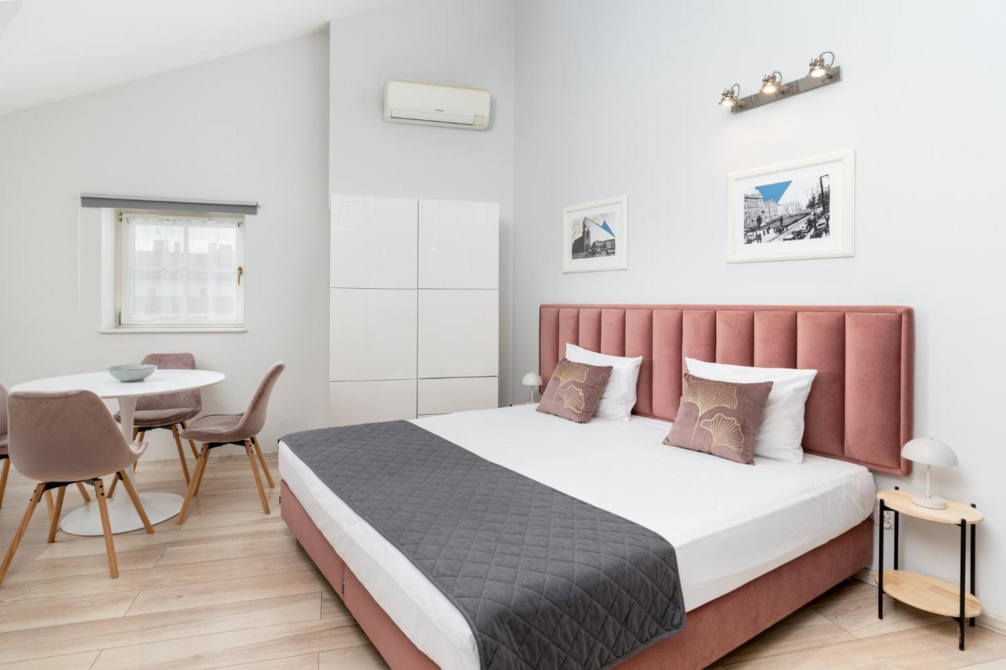 Deluxe One-Bedroom Apartment with Air-Conditioning - Photo 1