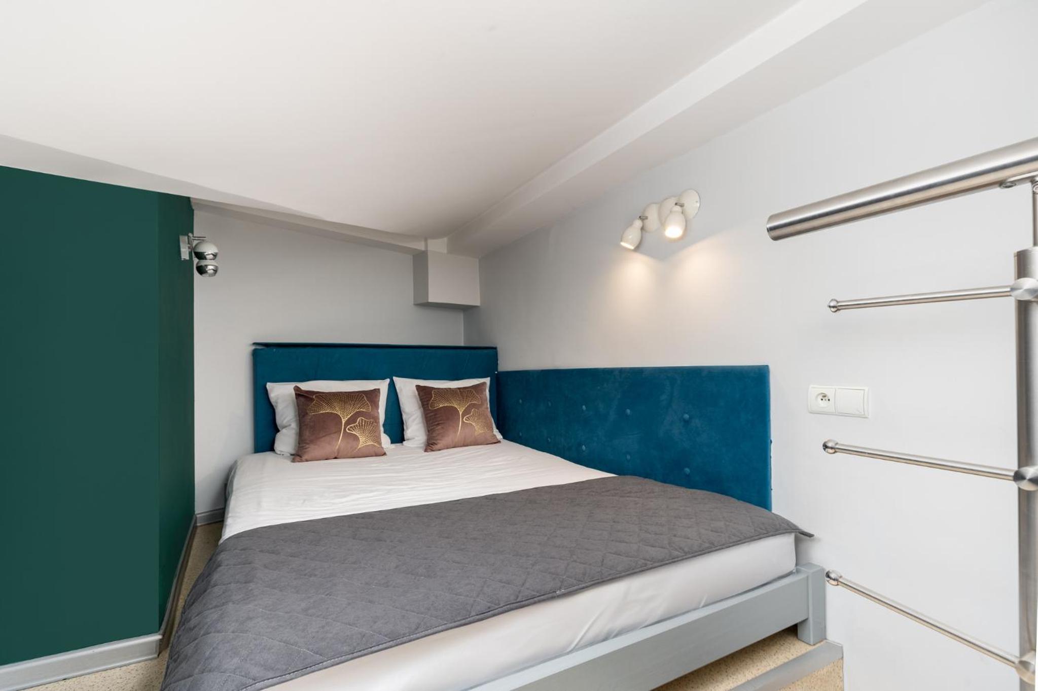 Deluxe One-Bedroom Apartment with Air-Conditioning - Photo 5