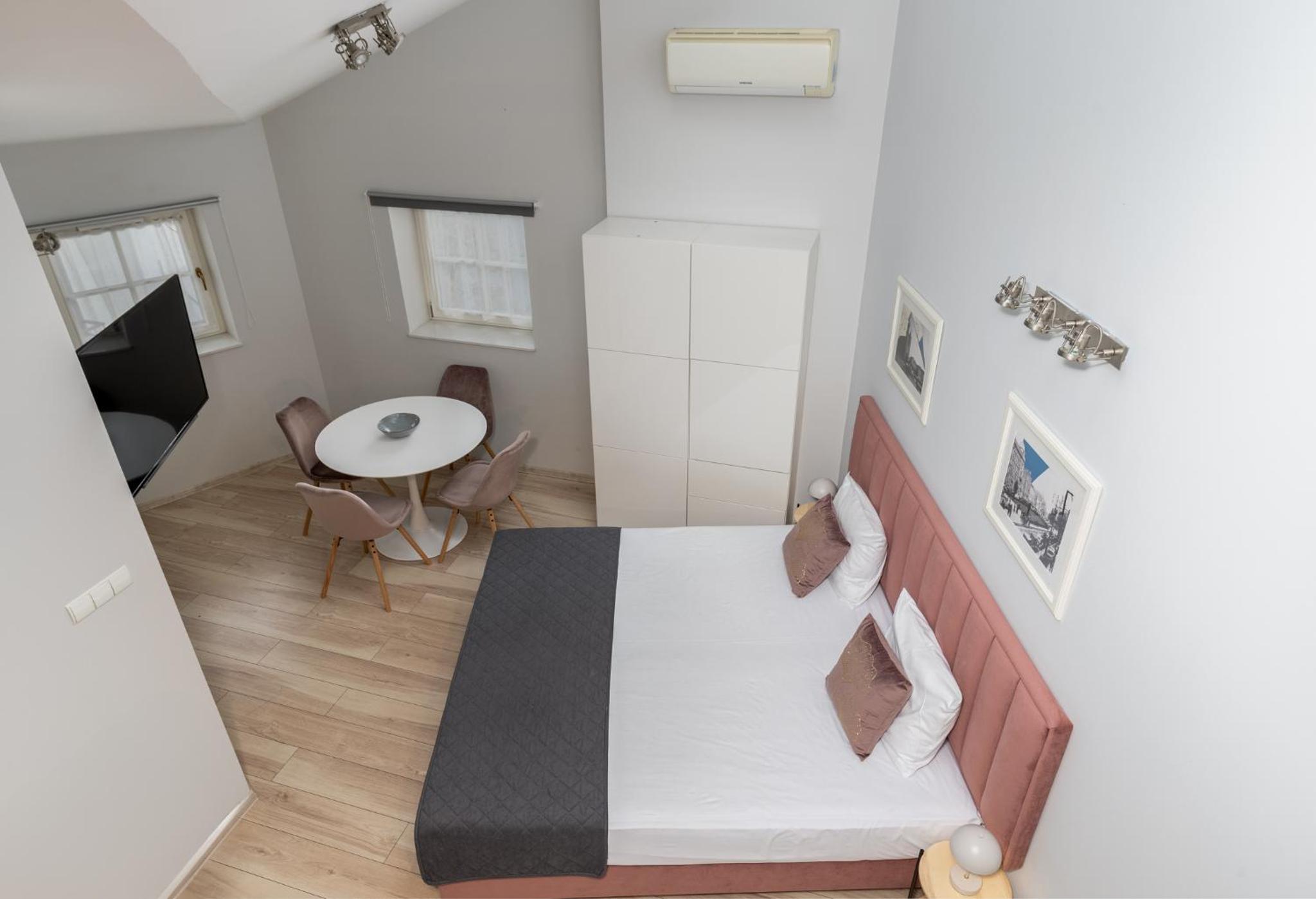 Deluxe One-Bedroom Apartment with Air-Conditioning - Photo 4