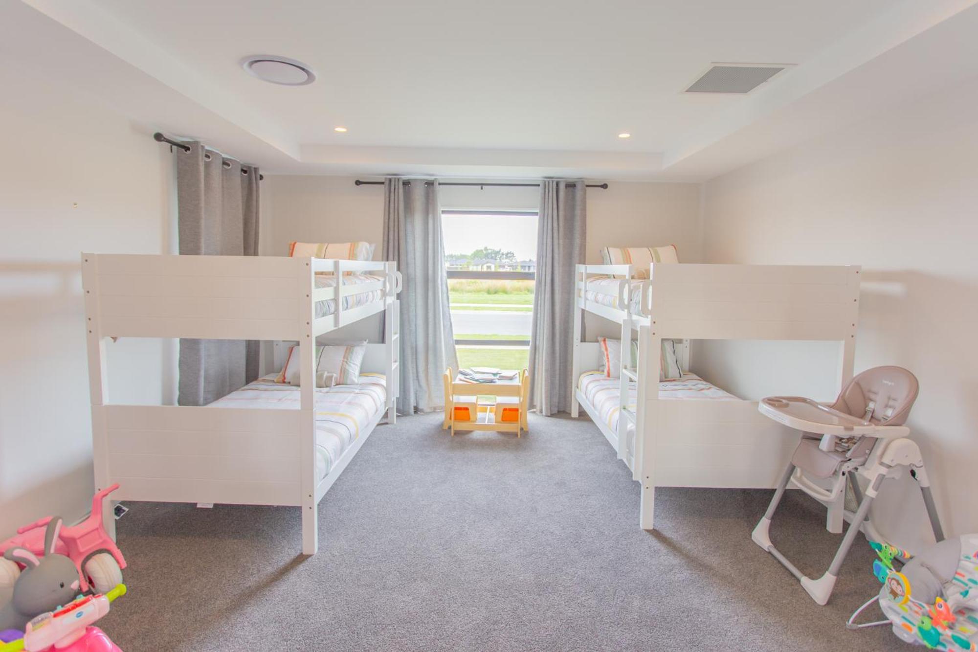Five-Bedroom House photo 1