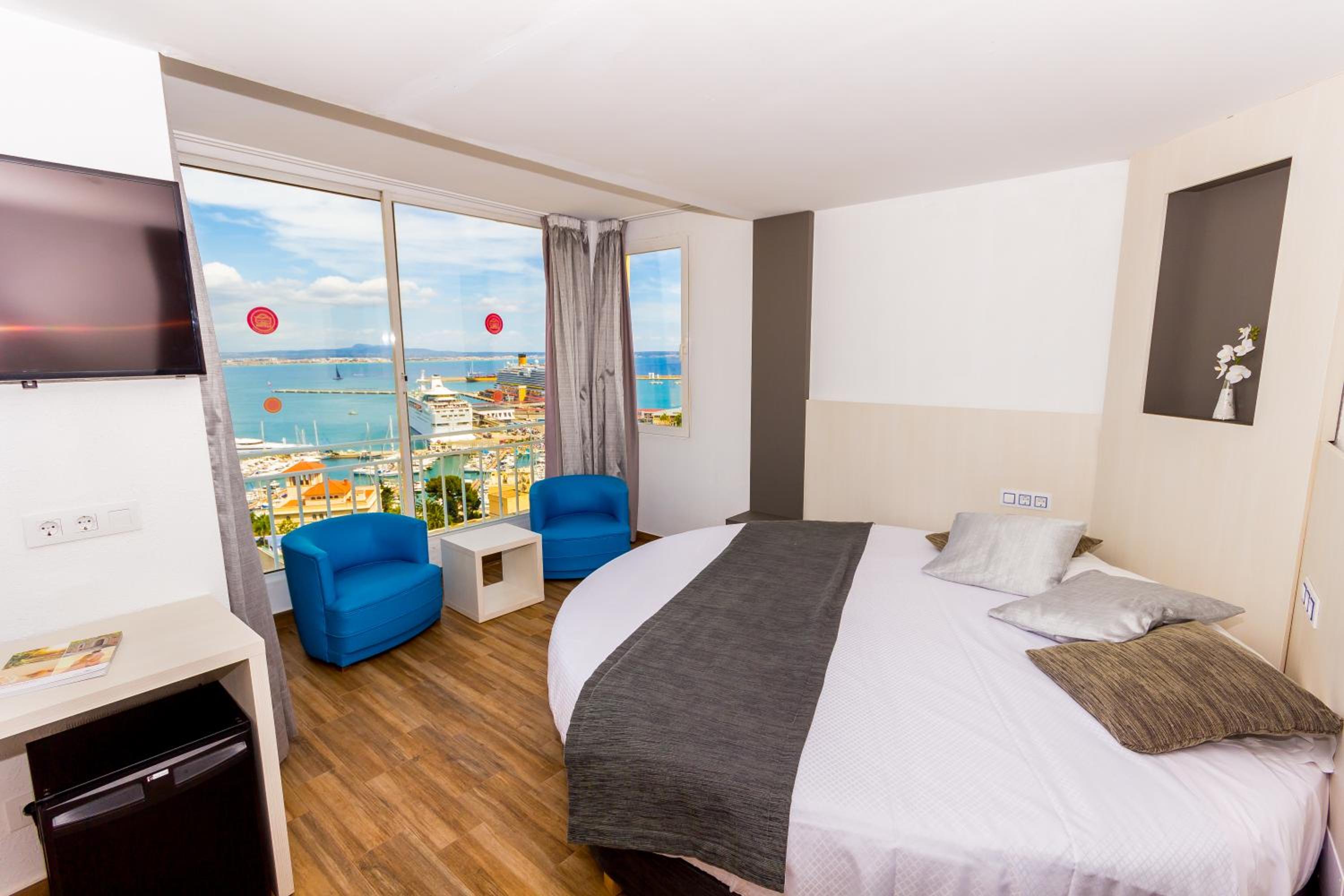 Junior Suite with Pool View thumbnail 5