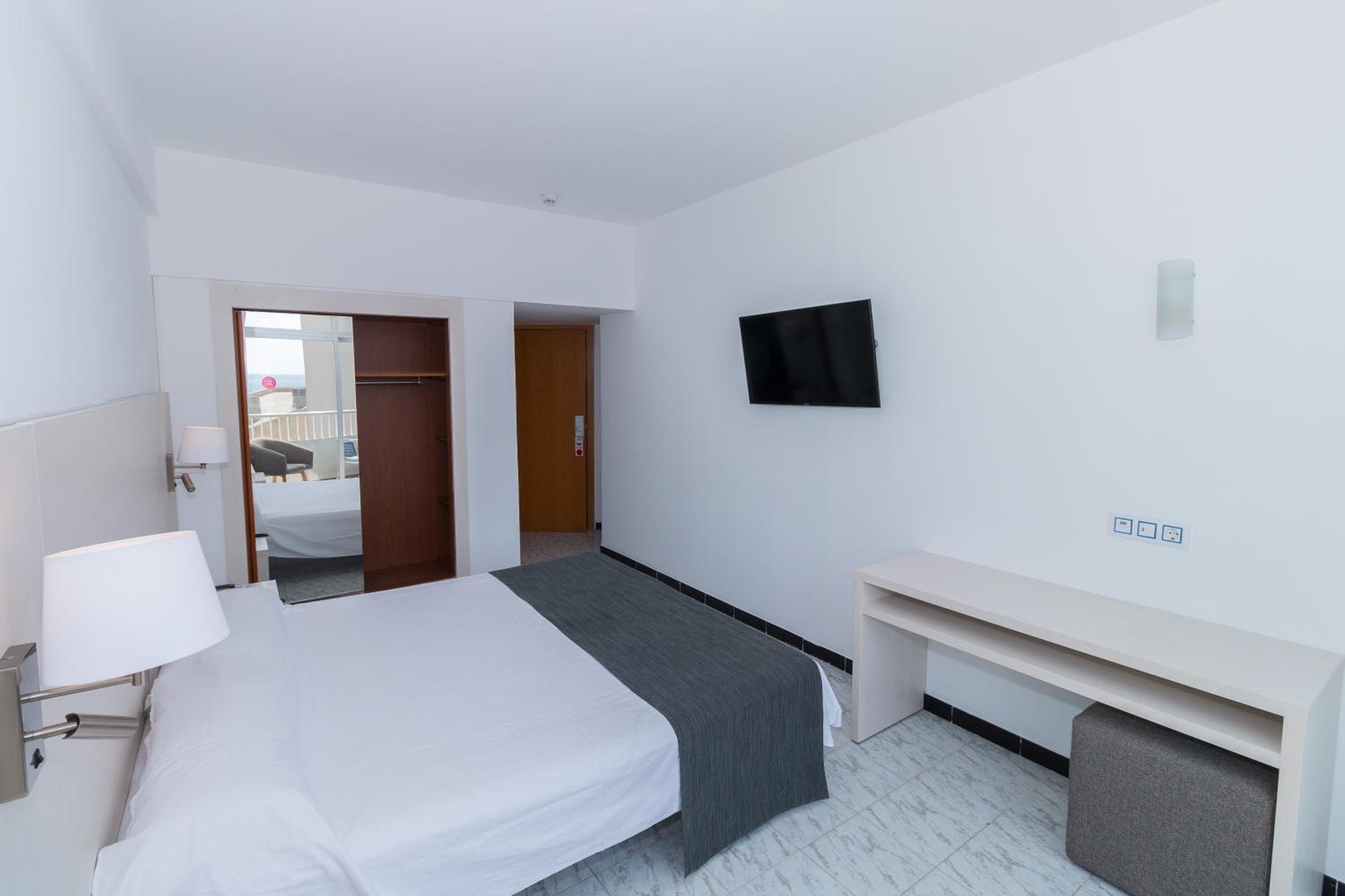 Twin Room thumbnail 5