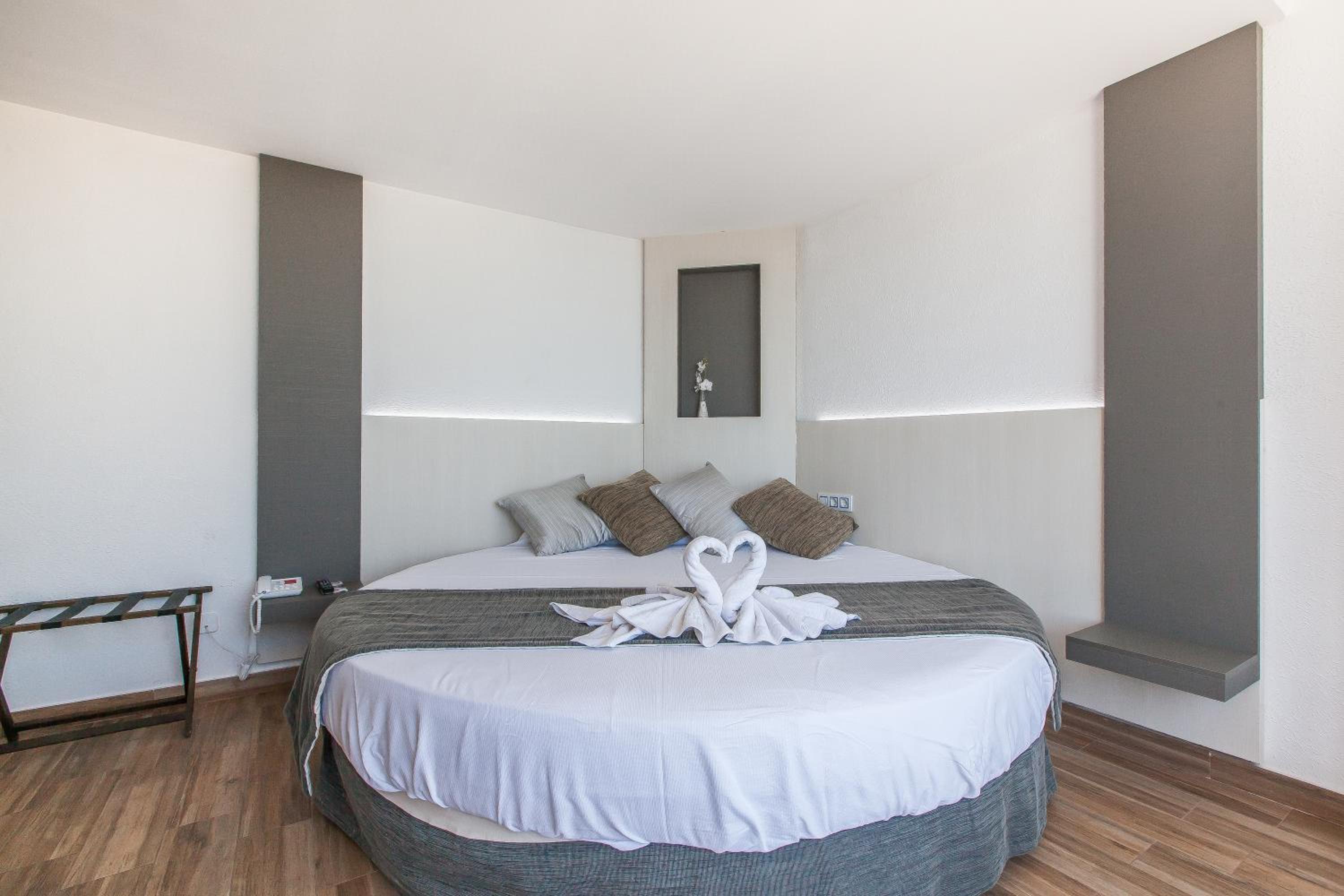 Junior Suite with Pool View thumbnail 6