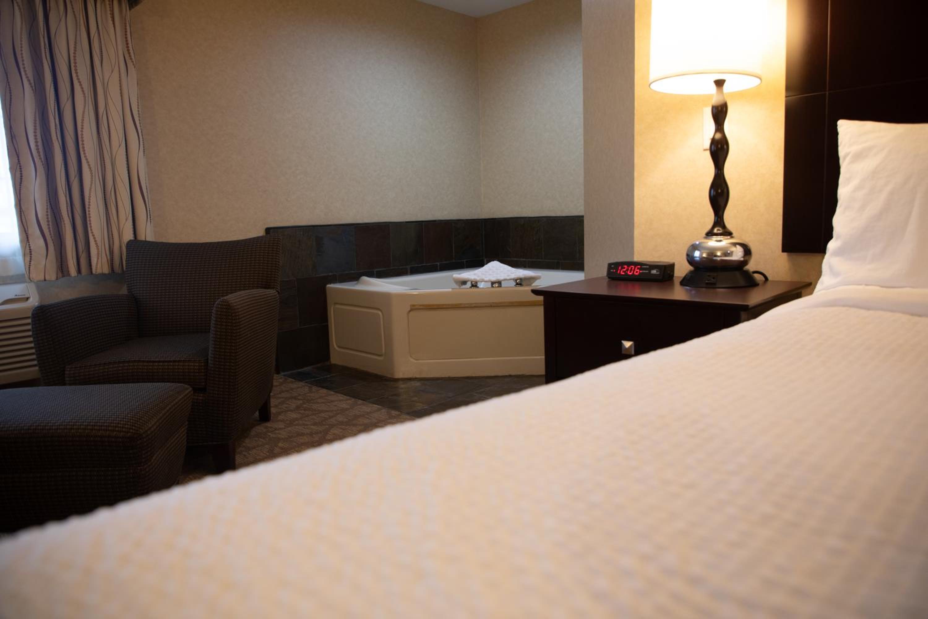 King Room with Whirlpool - Non-Smoking photo 2