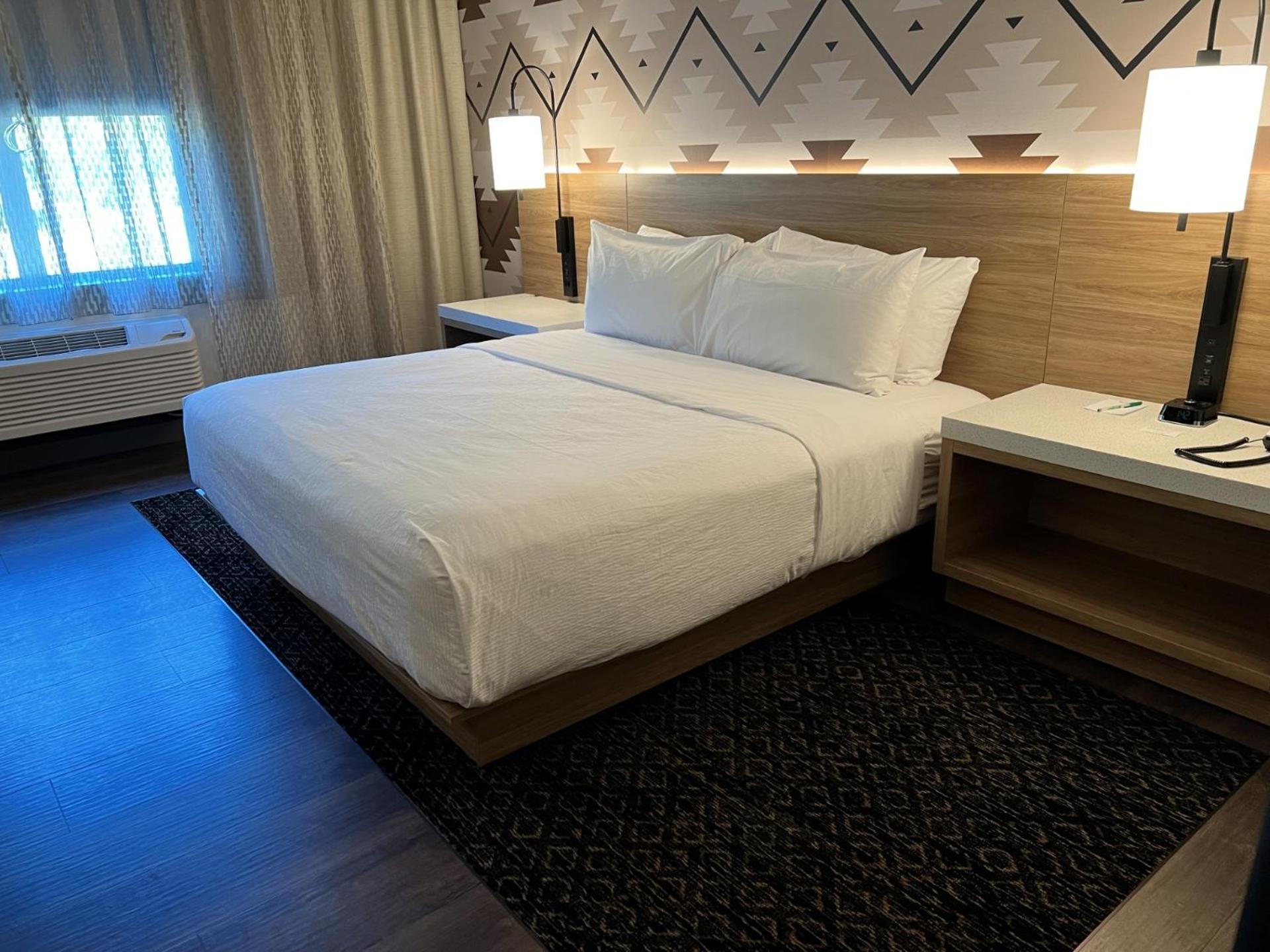 King Room with Roll-in Shower - Mobility Access/Non-Smoking - Photo 4