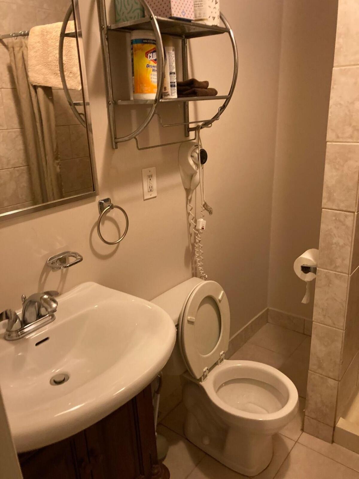 Double Room with Private Bathroom - Photo 13