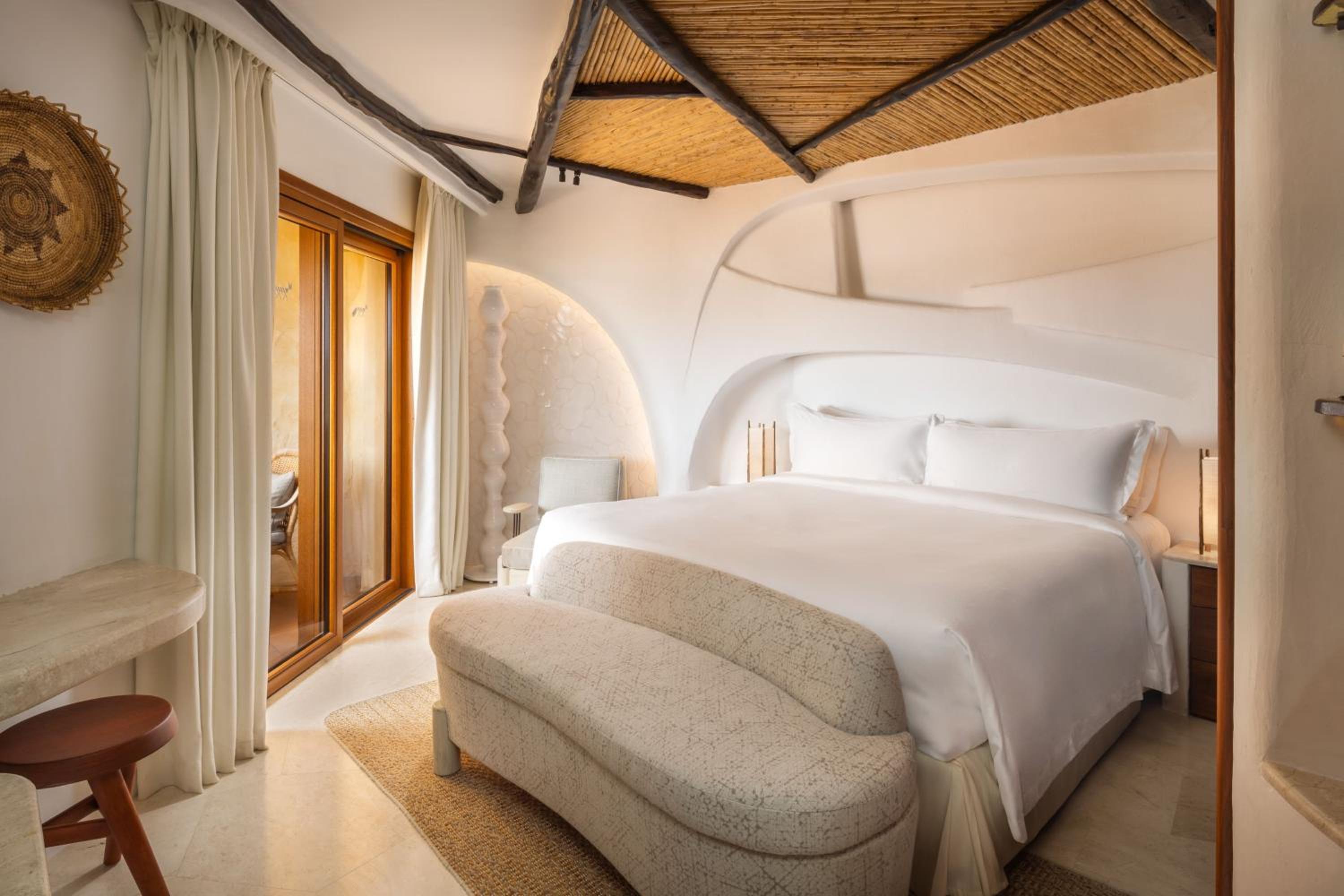 Camera Classic Contemporanea con Letto King-Size, Balcone e Vista Cortile