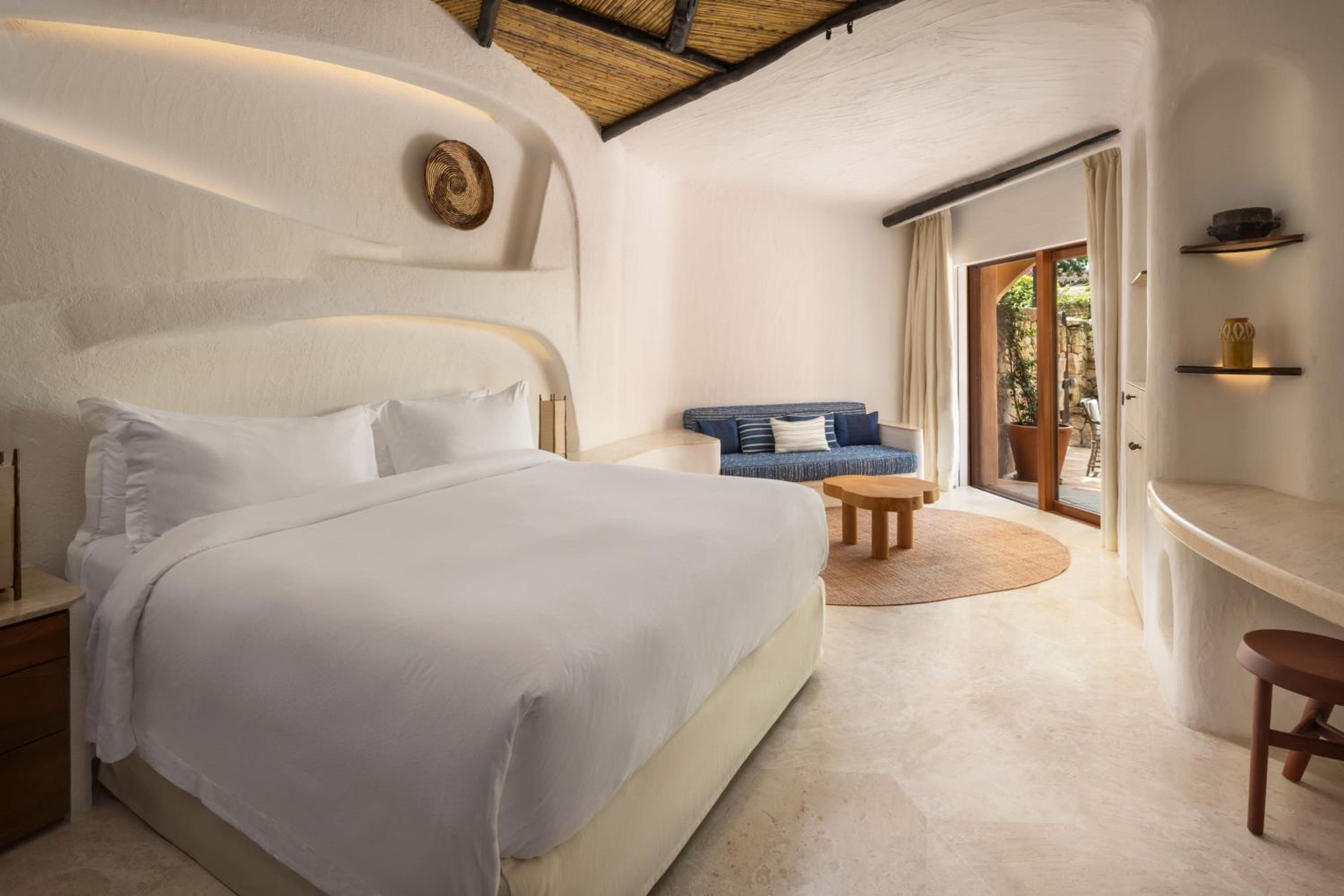 Contemporary Deluxe Suite, king bed, Inner View, terrace