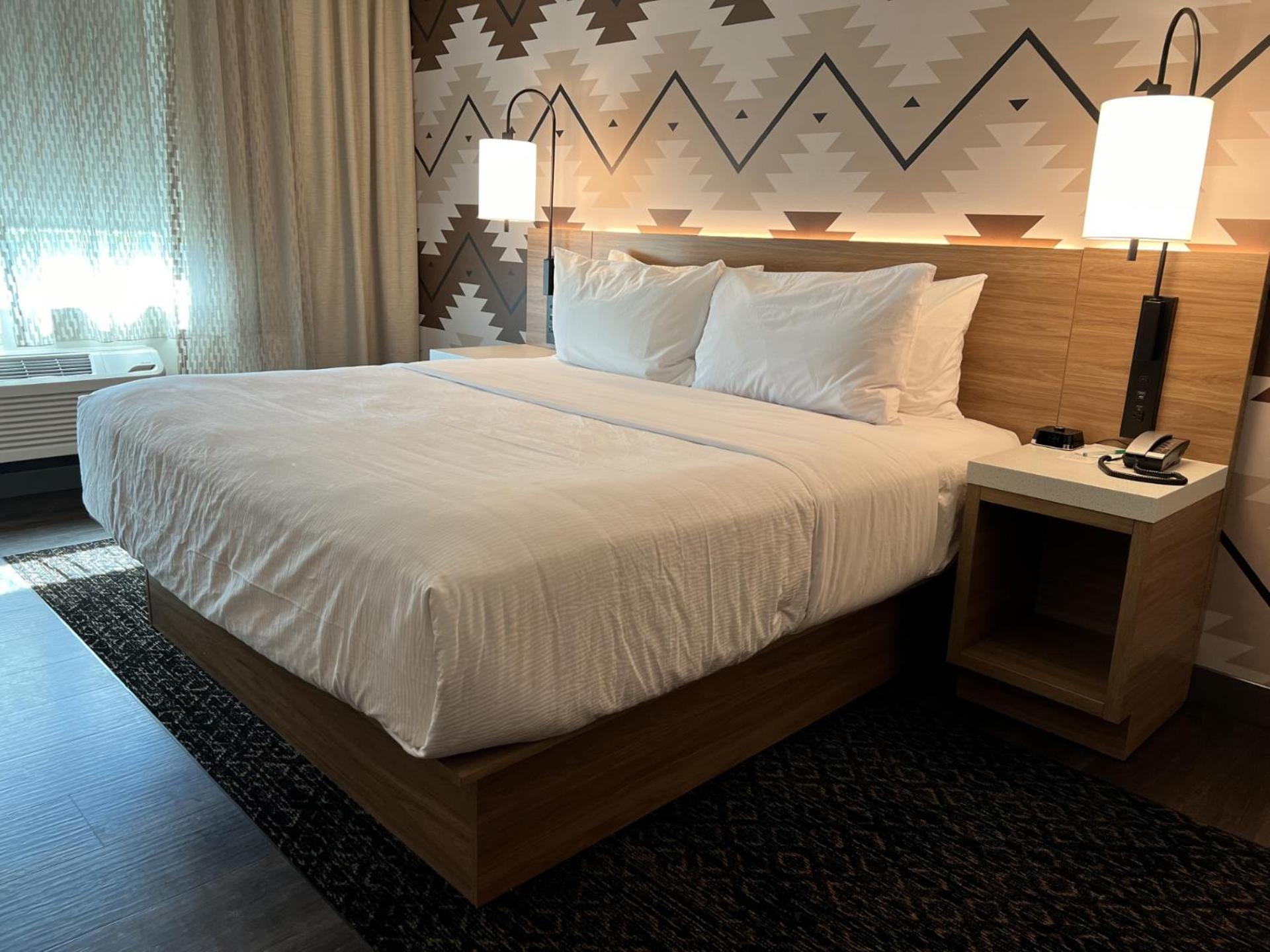 King Room - Non-Smoking - Photo 2