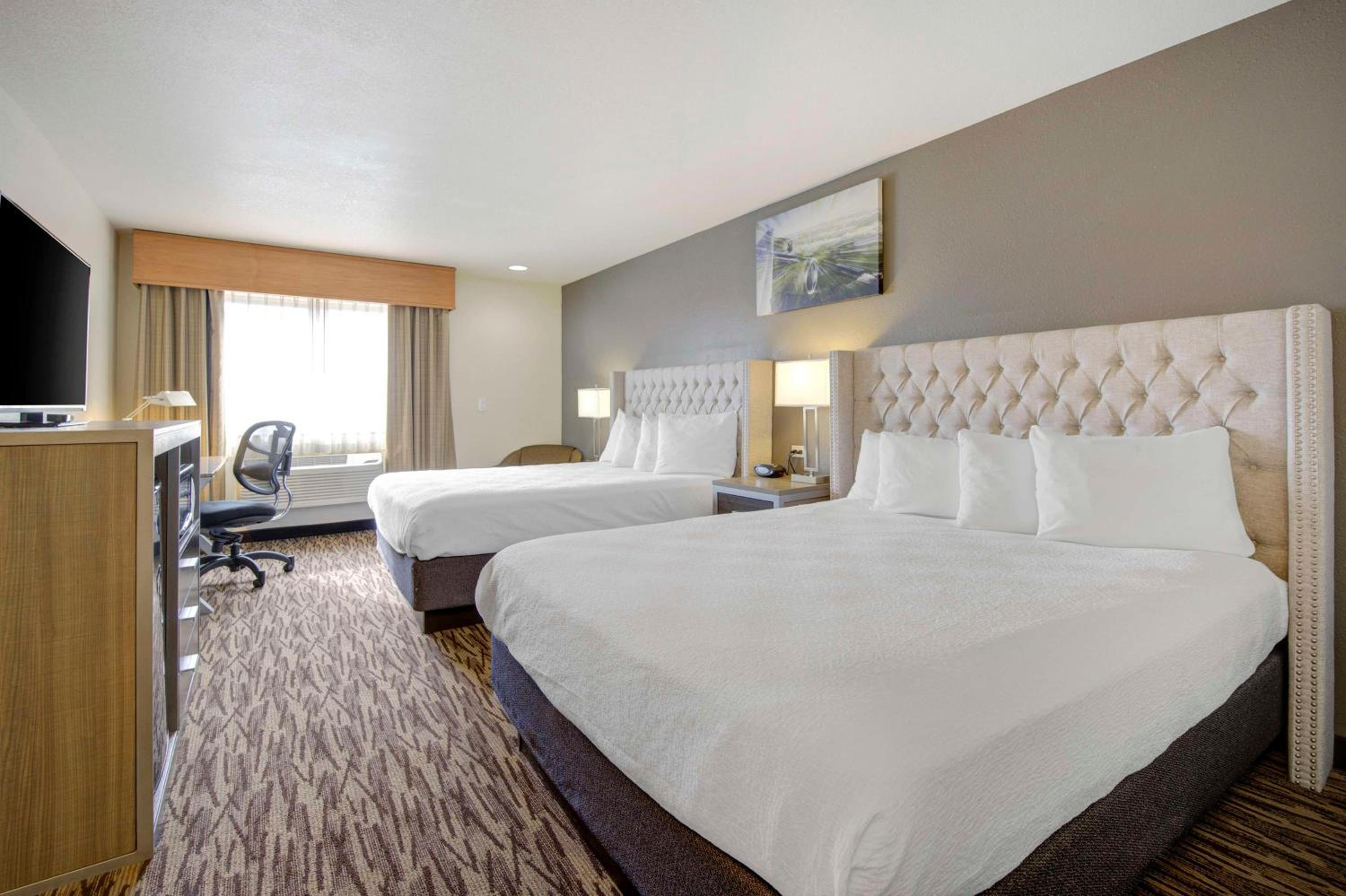 Queen Room with Two Queen Beds and Walk-In Shower - Disability Access/Non-Smoking - Photo 10