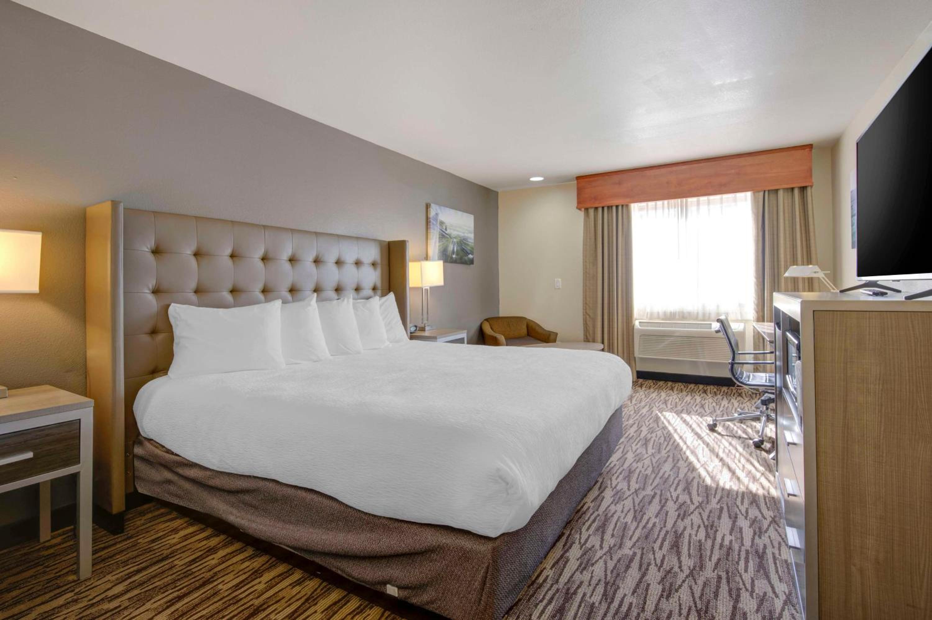 King Room with Sofa Bed - Non-Smoking - Photo 7