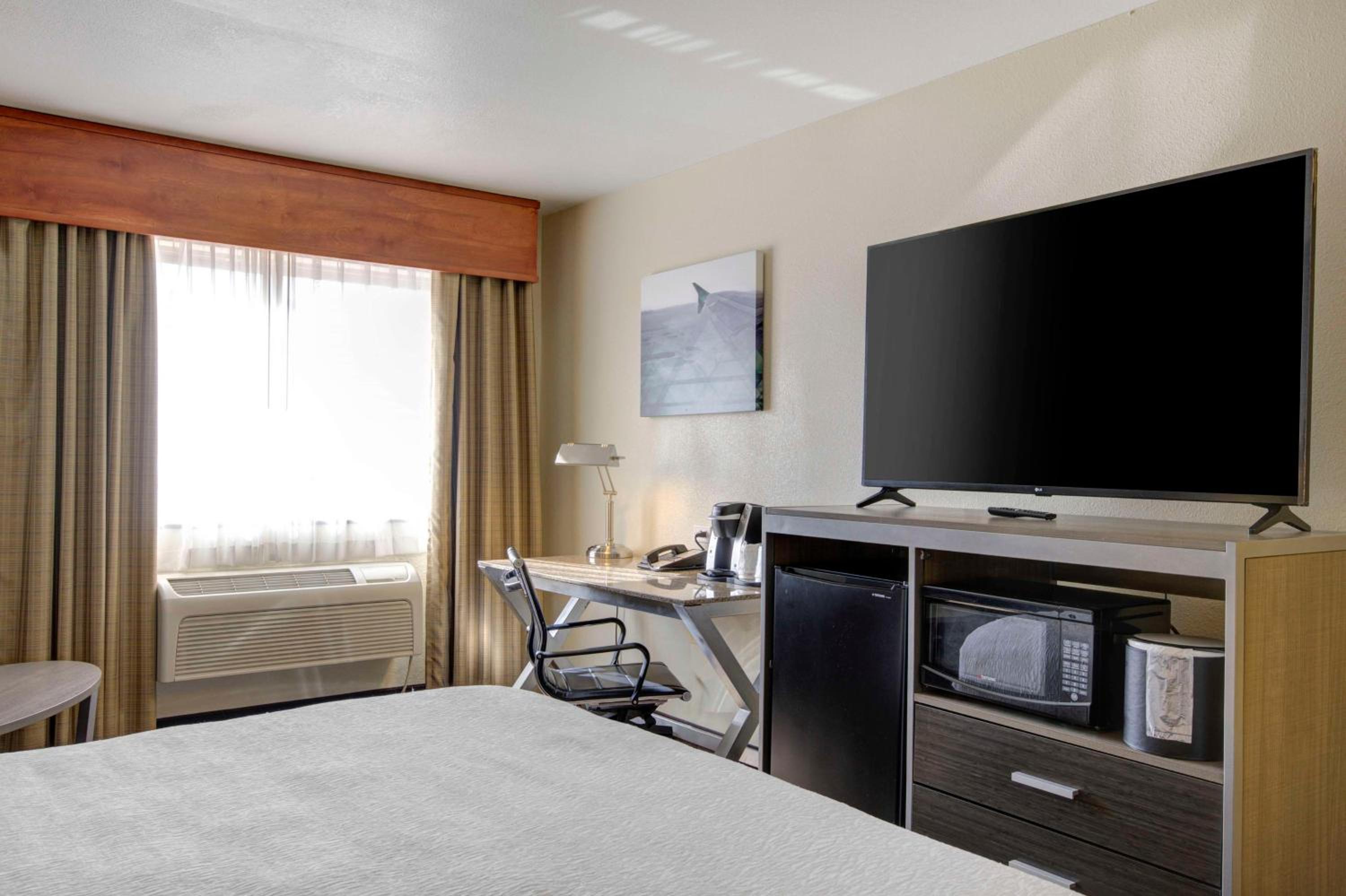 King Room with Walk-in Shower - Mobility Accessible/Non-Smoking - Photo 3