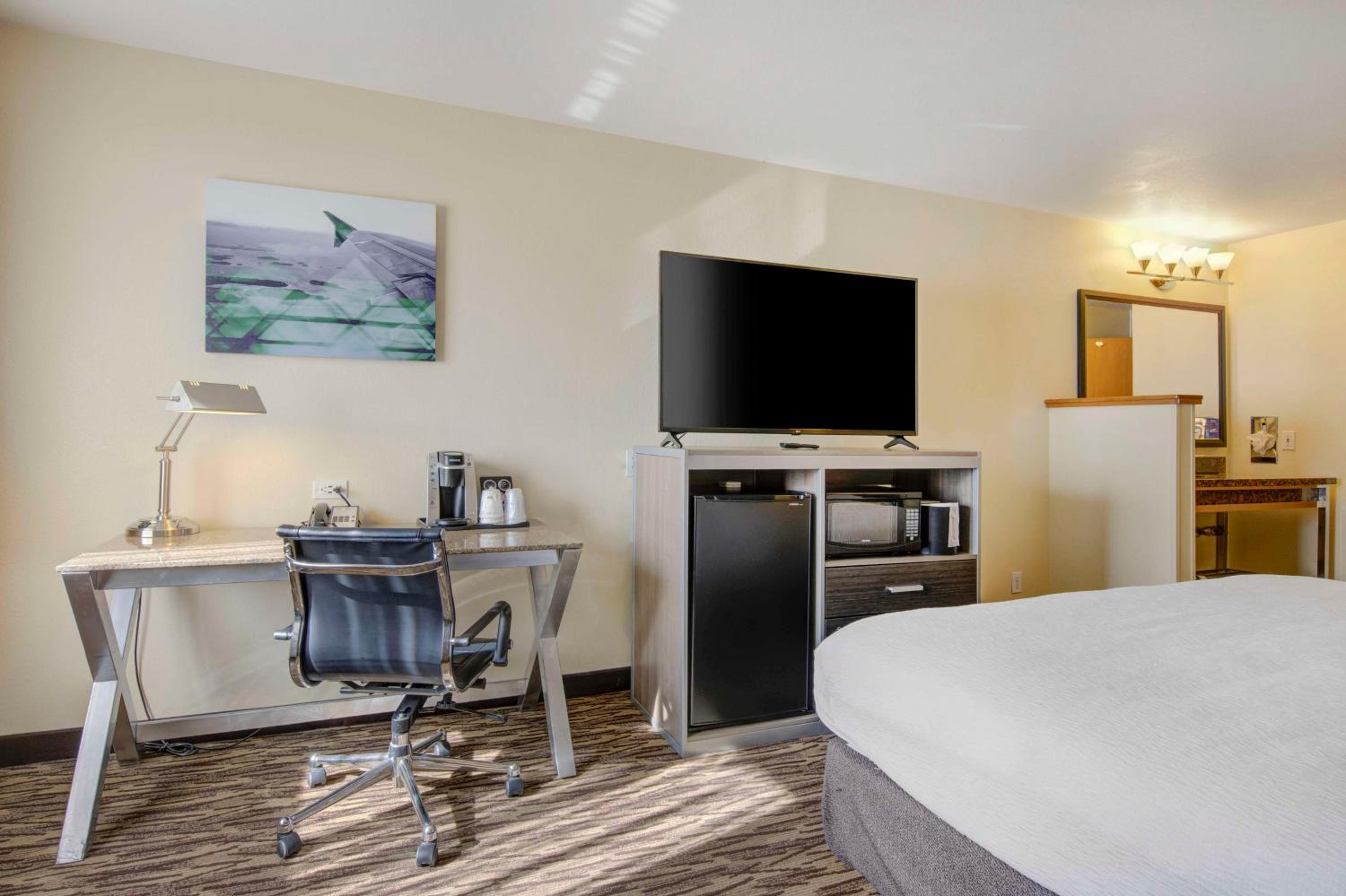 King Room with Sofa Bed - Non-Smoking - Photo 9