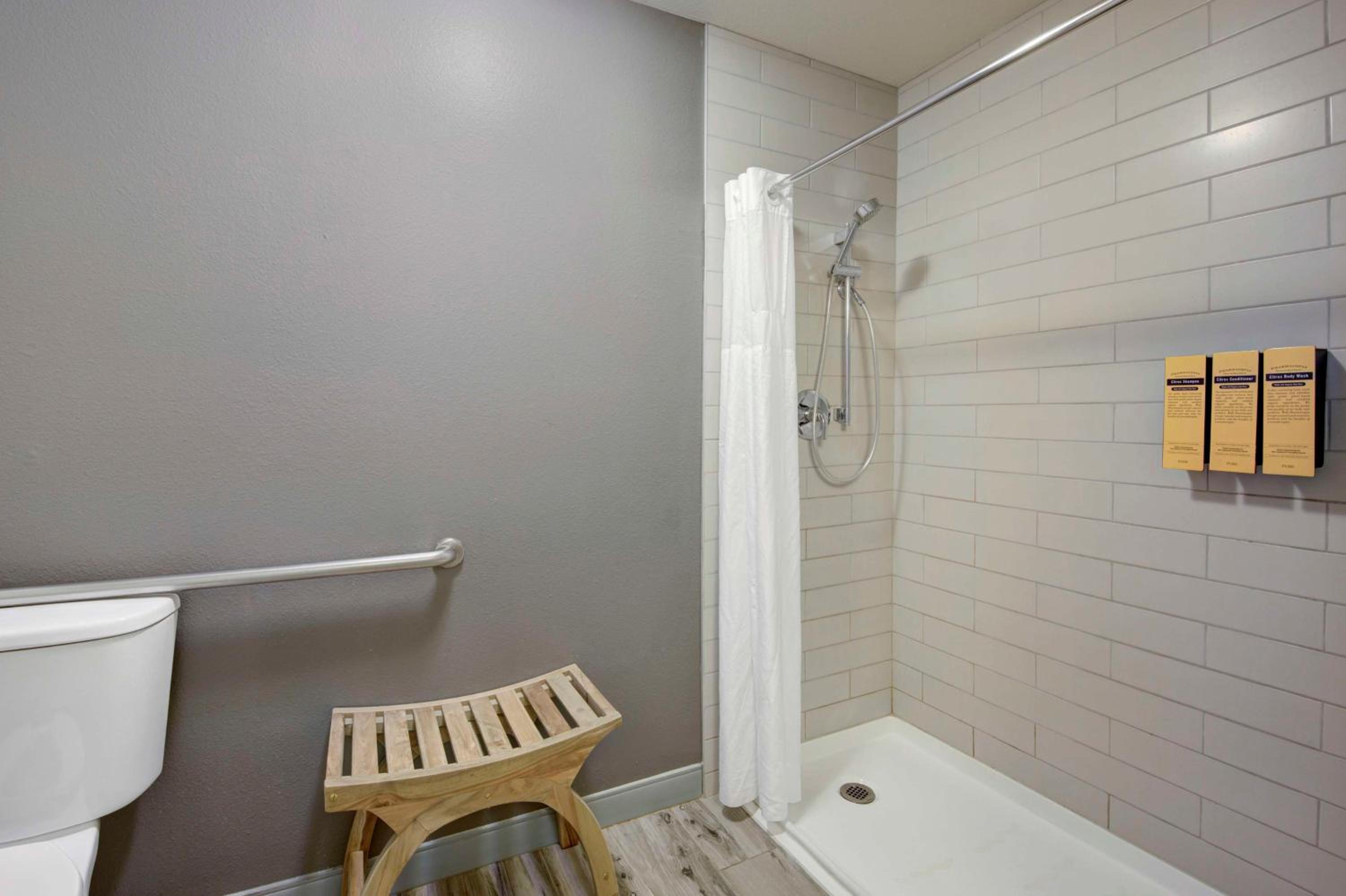 King Room with Sofa Bed - Non-Smoking - Photo 8