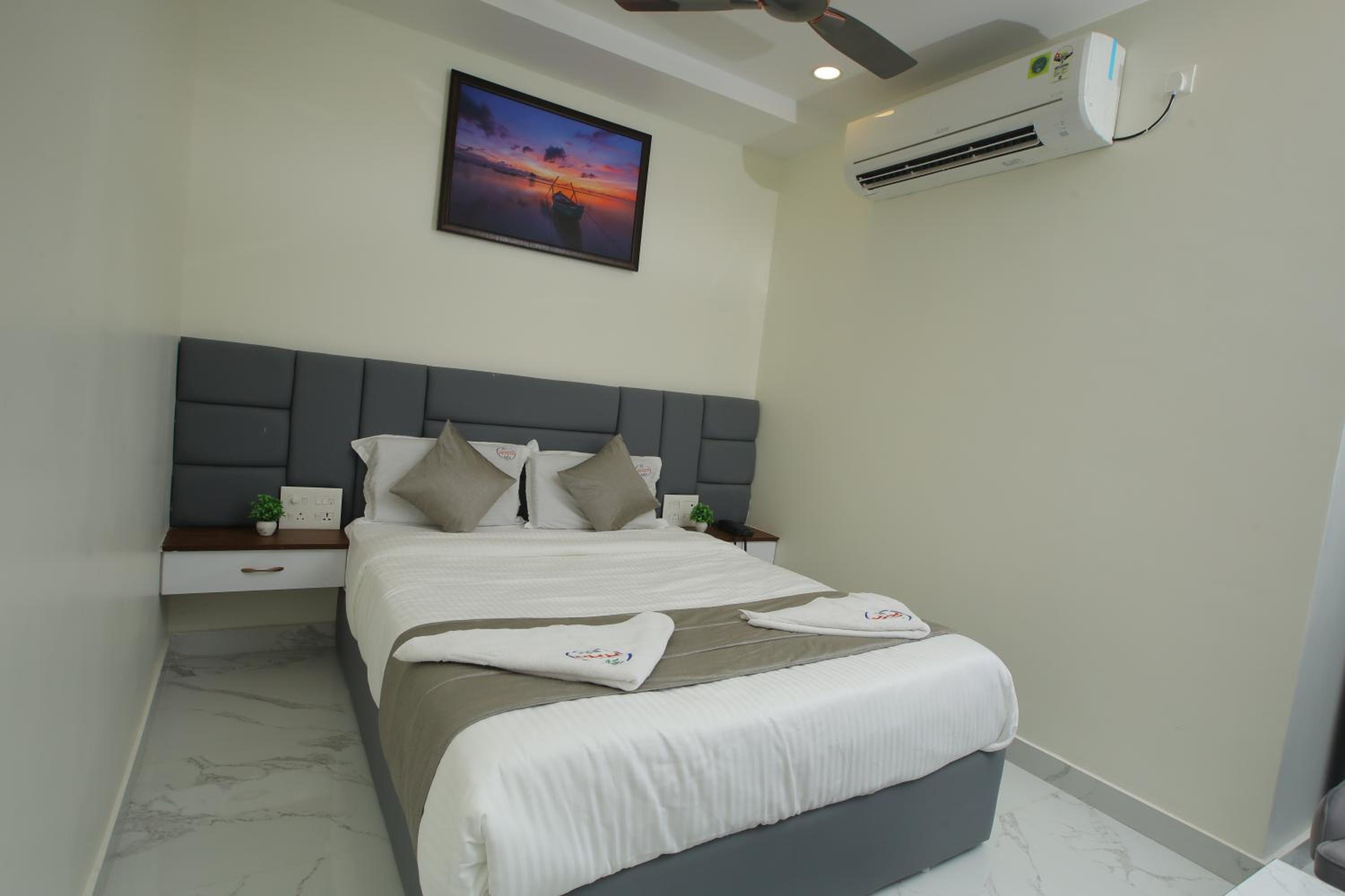 Deluxe King Room photo 1