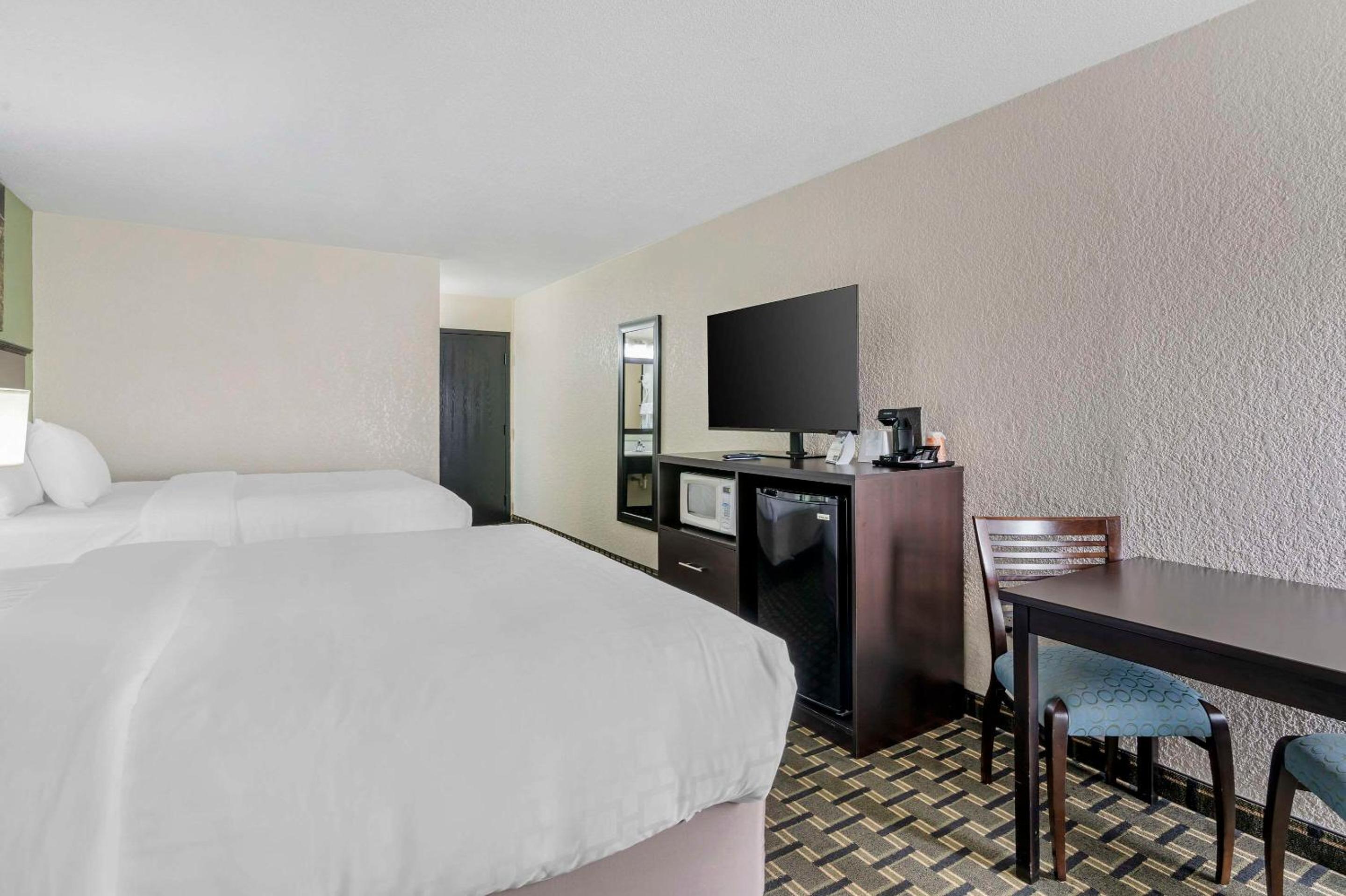 Large Quadruple Room with Two Queen Beds - Non Smoking - Photo 5