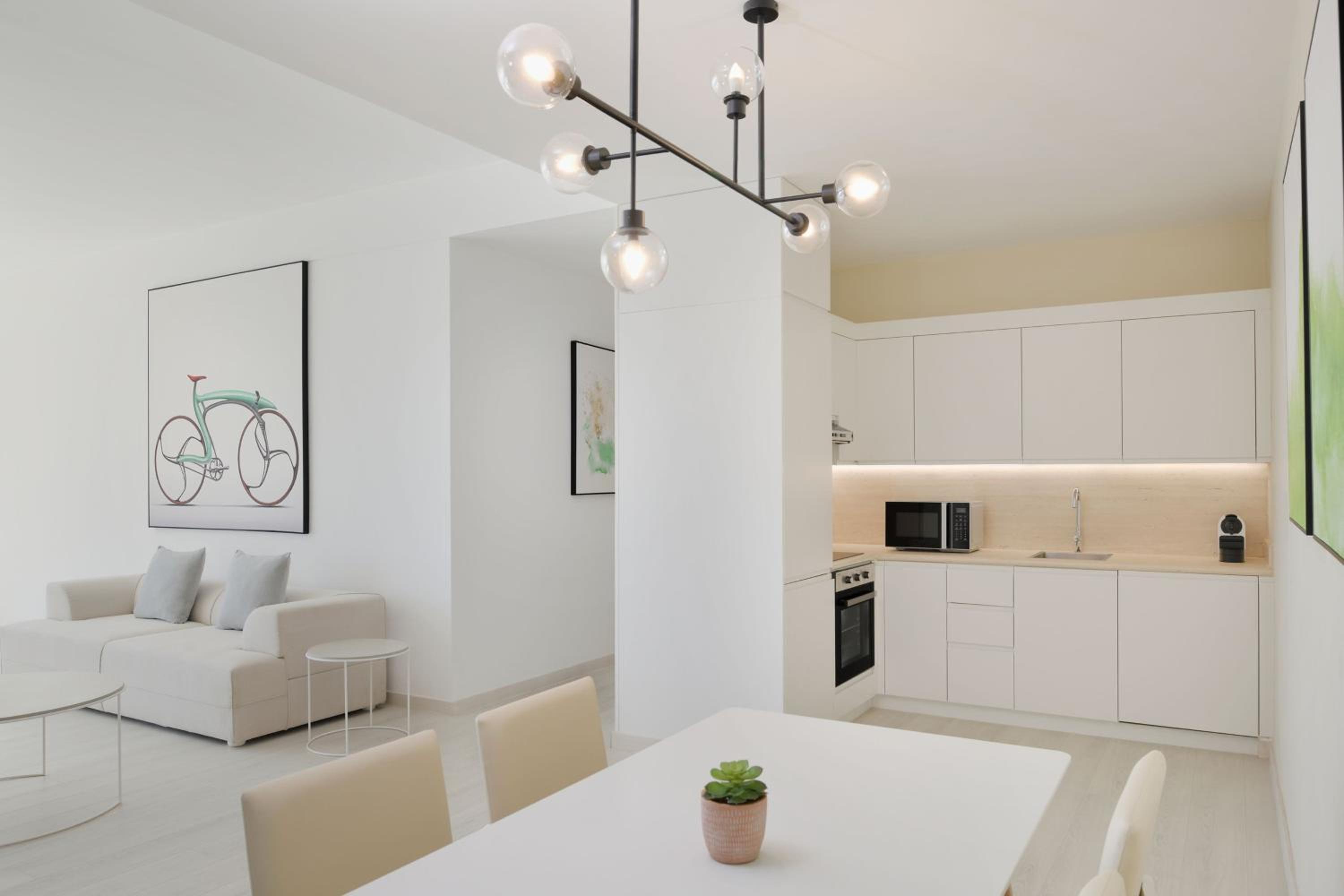 Larger Two Bedroom Apartment, 1 King, 1 Queen, Partial Sea View, Beach Access photo 3