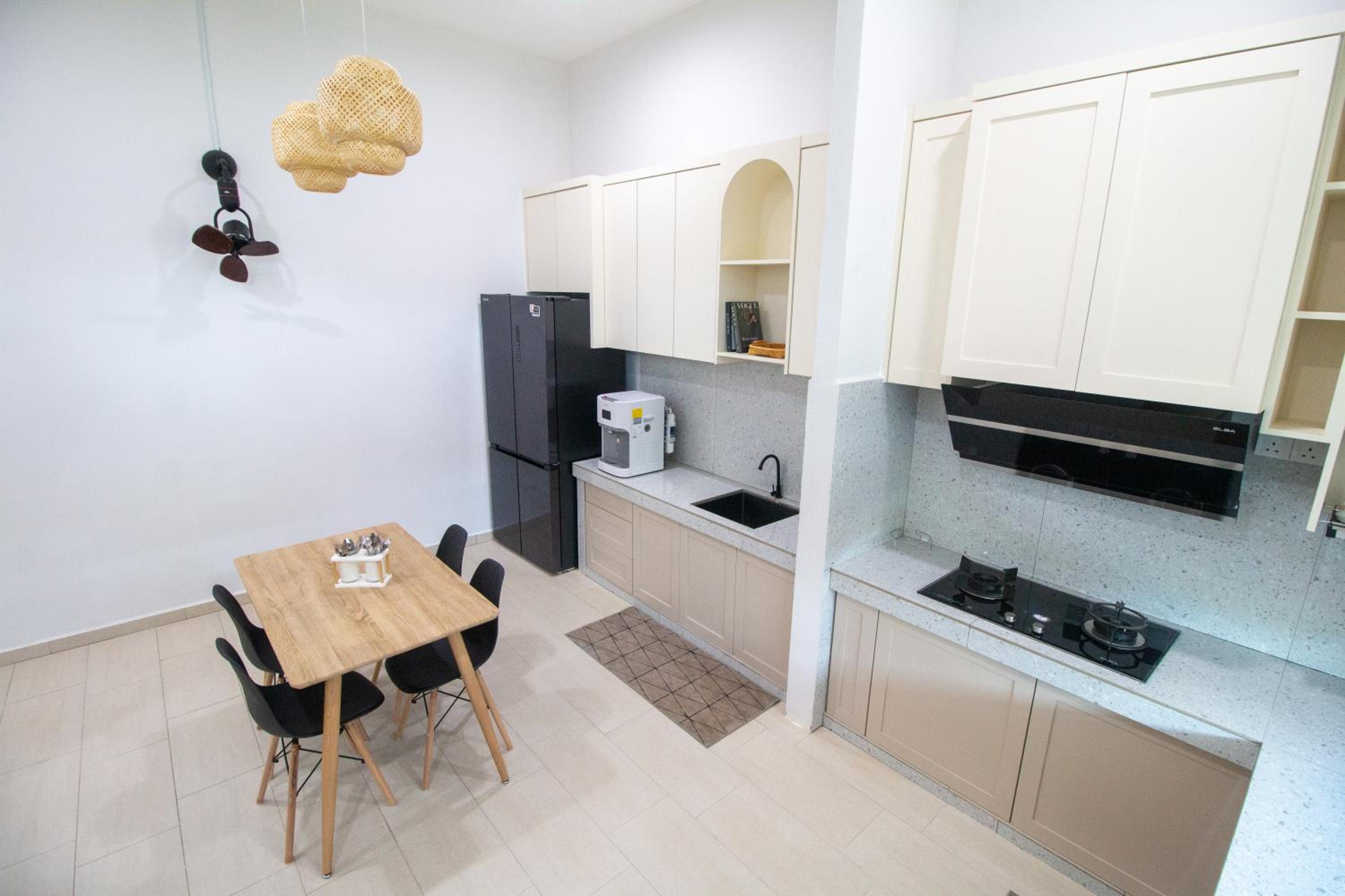 Three-Bedroom House photo 3