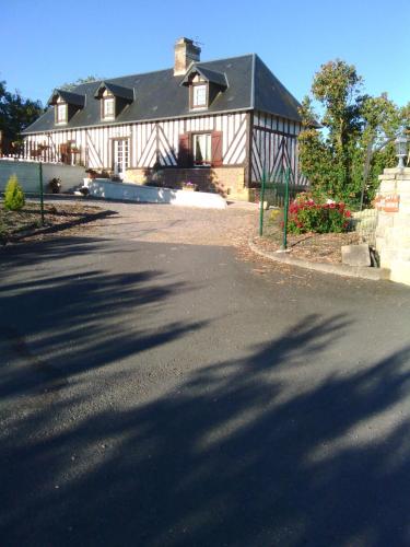 Three-Bedroom House - Photo 7