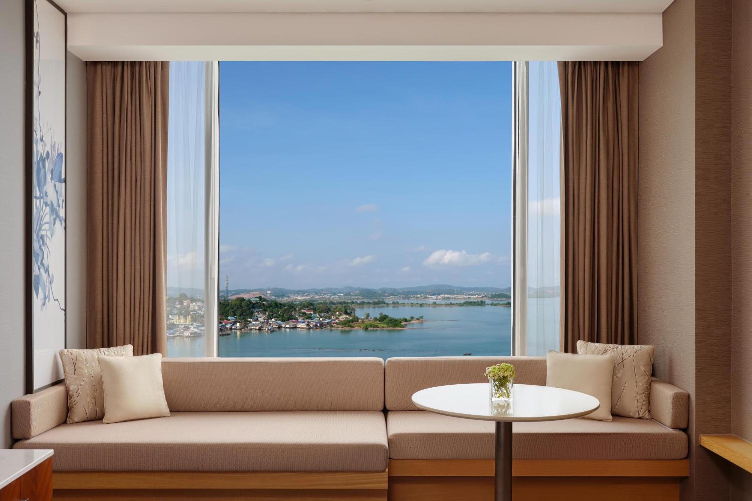 Deluxe Guest room, 1 King - Photo 5