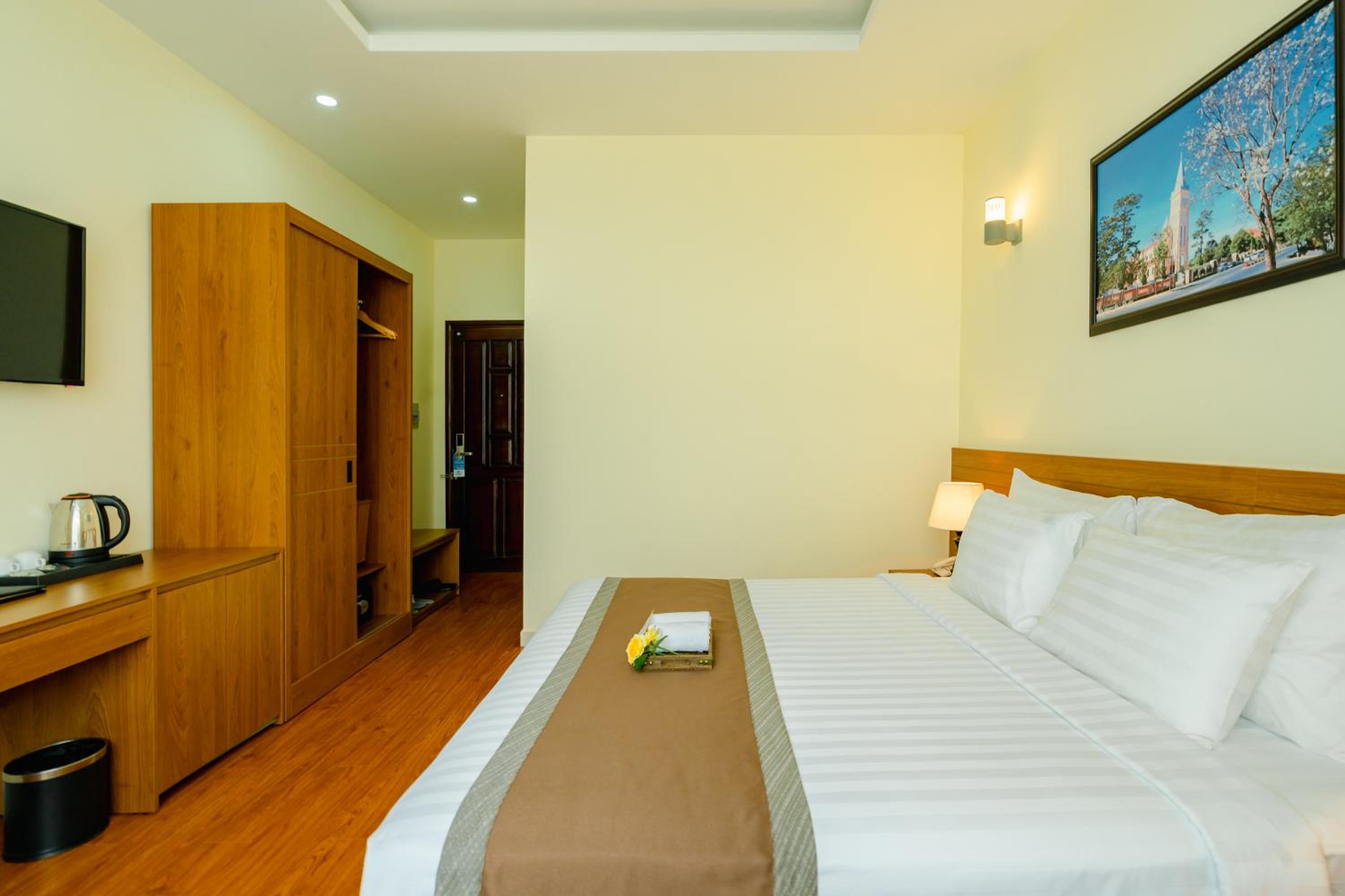 Superior King Room - Photo 23