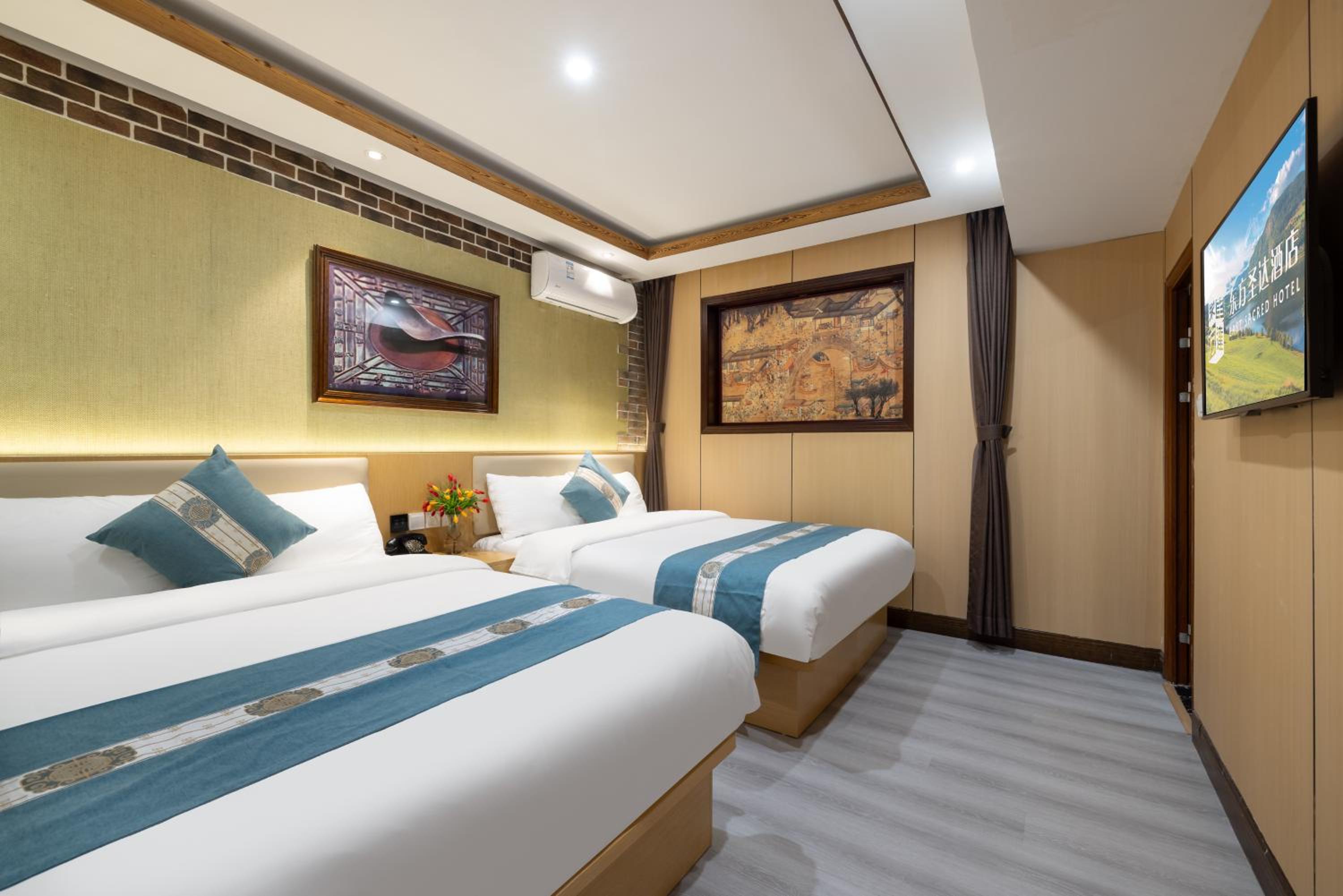 Quadruple Room with Private Bathroom
