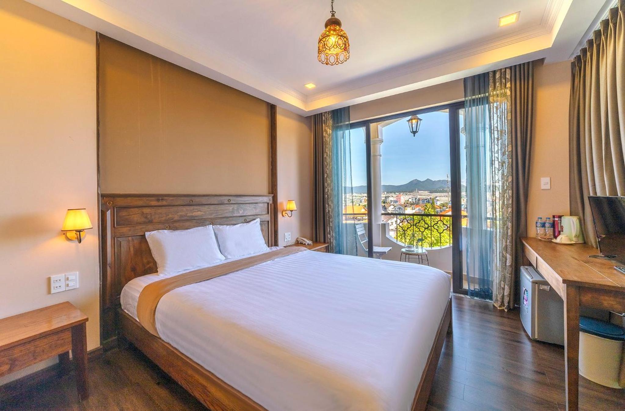 Deluxe Double Room with Balcony - Photo 6