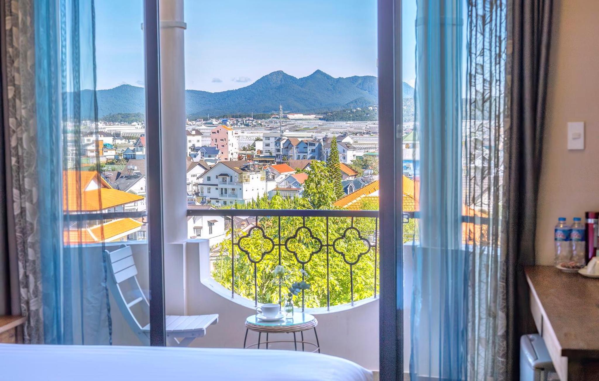 Deluxe Double Room with Balcony - Photo 3