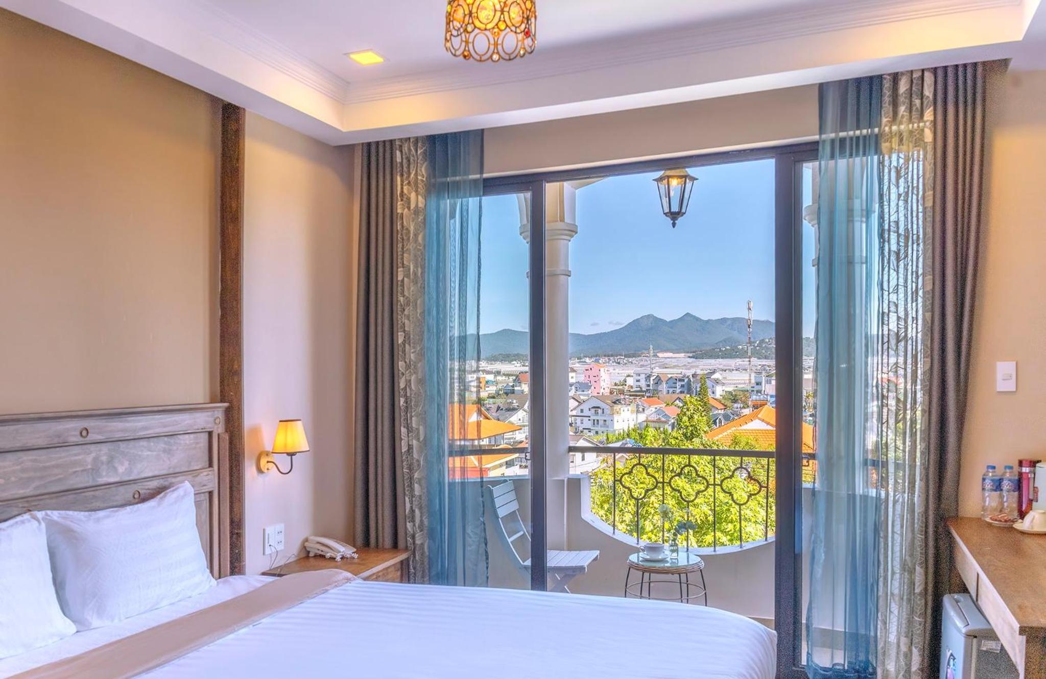 Deluxe Double Room with Balcony - Photo 5