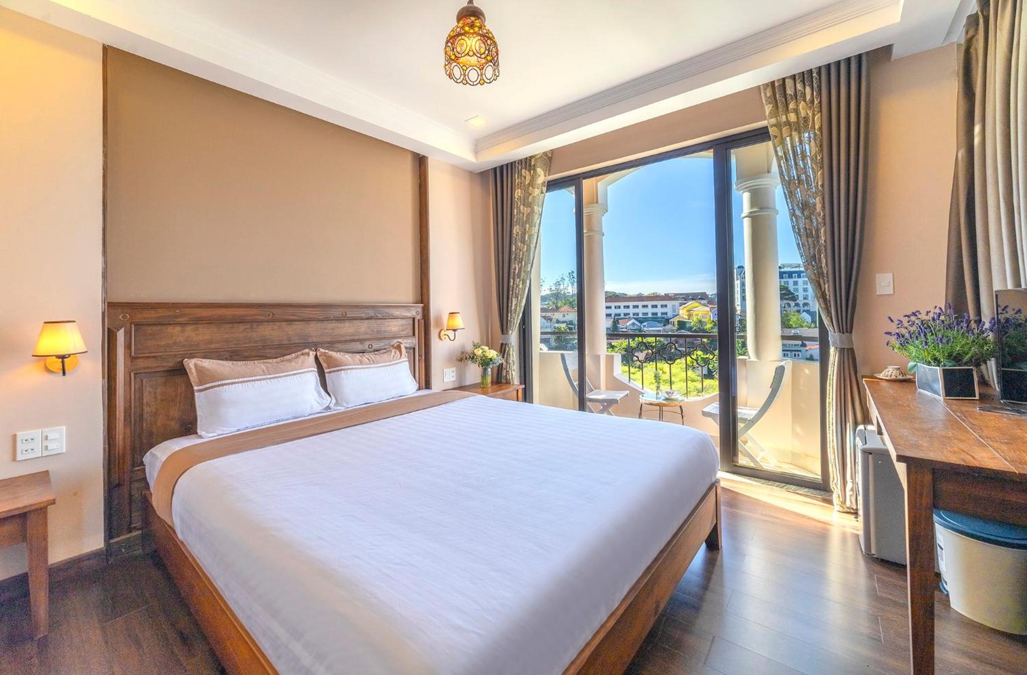 Deluxe Double Room with Balcony - Photo 2
