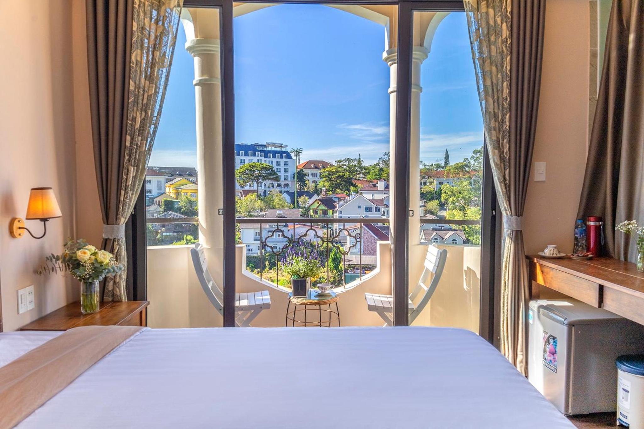 Deluxe Double Room with Balcony - Photo 4