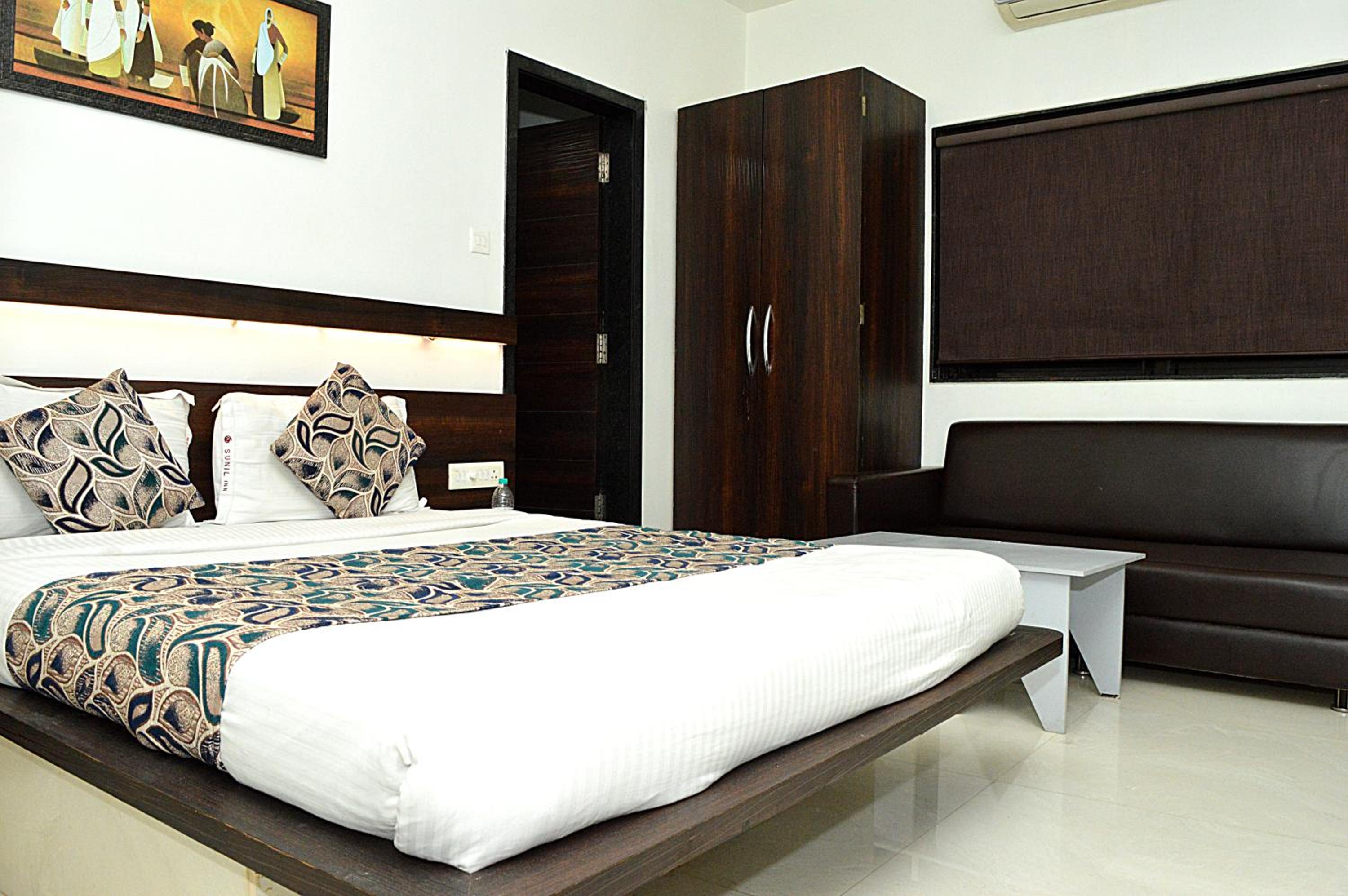 Deluxe Double Room (2 Adults + 1 Child) photo 2
