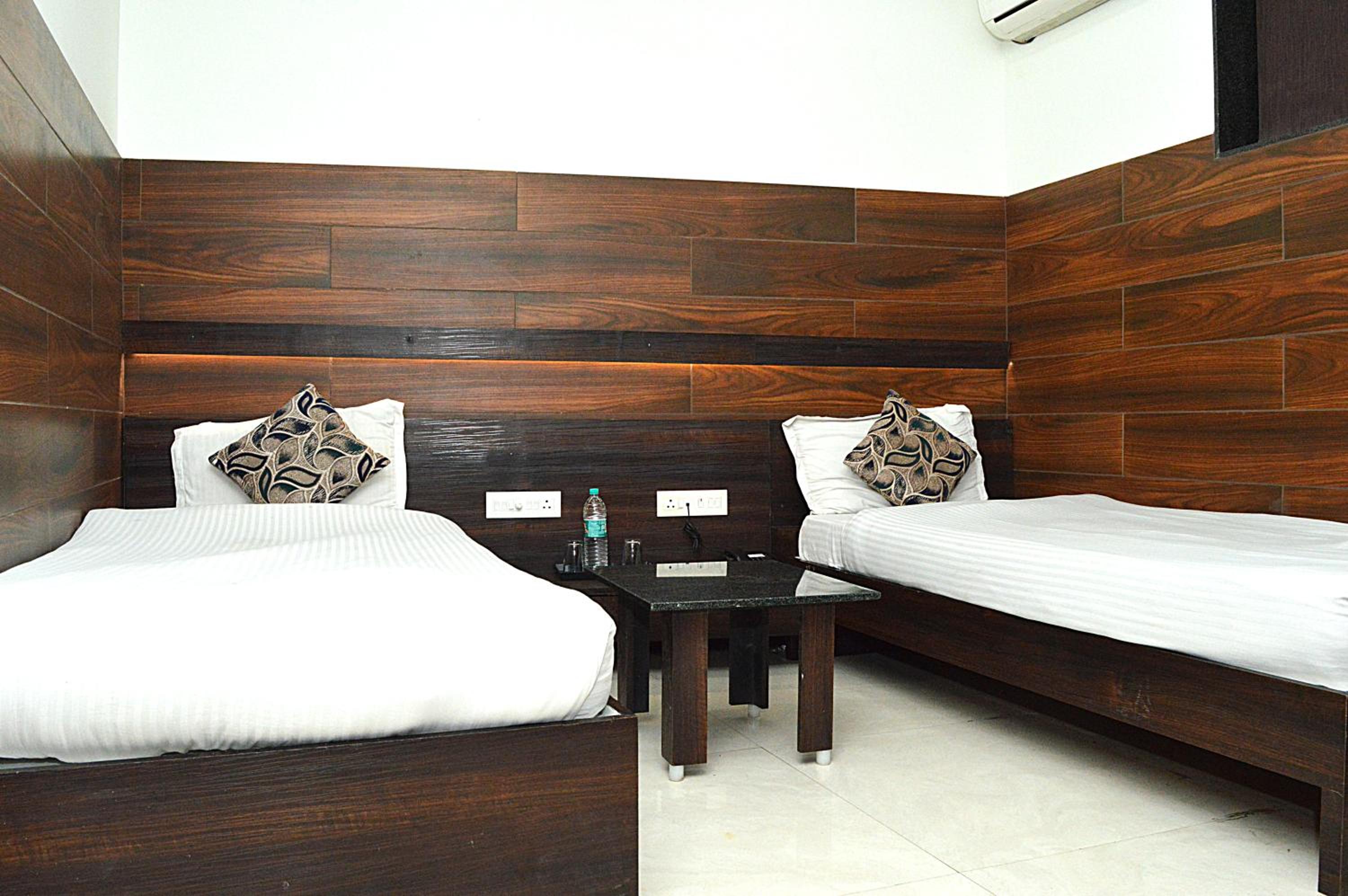 Deluxe Double Room (2 Adults + 1 Child) photo 3