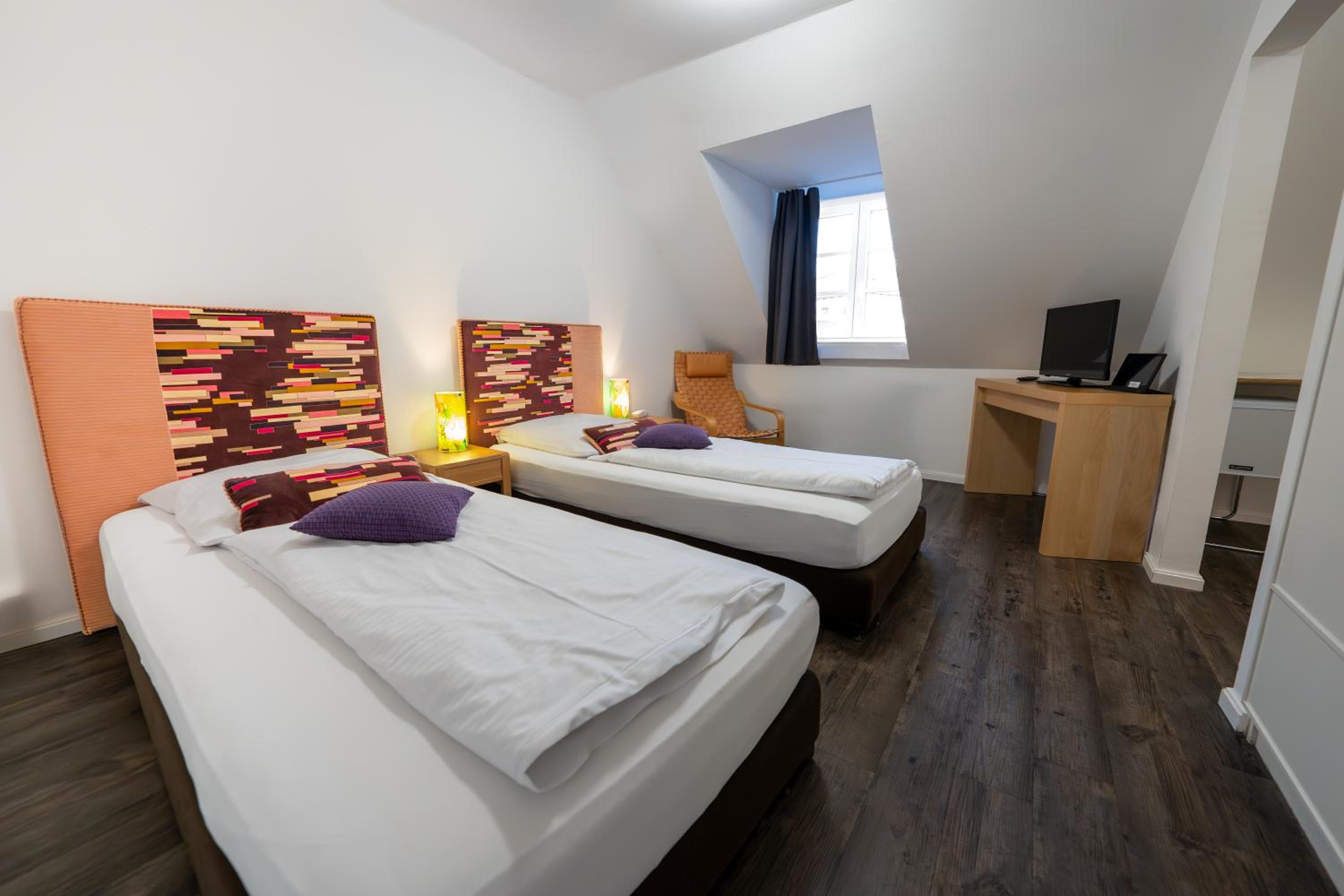 Large Double Room - Photo 2