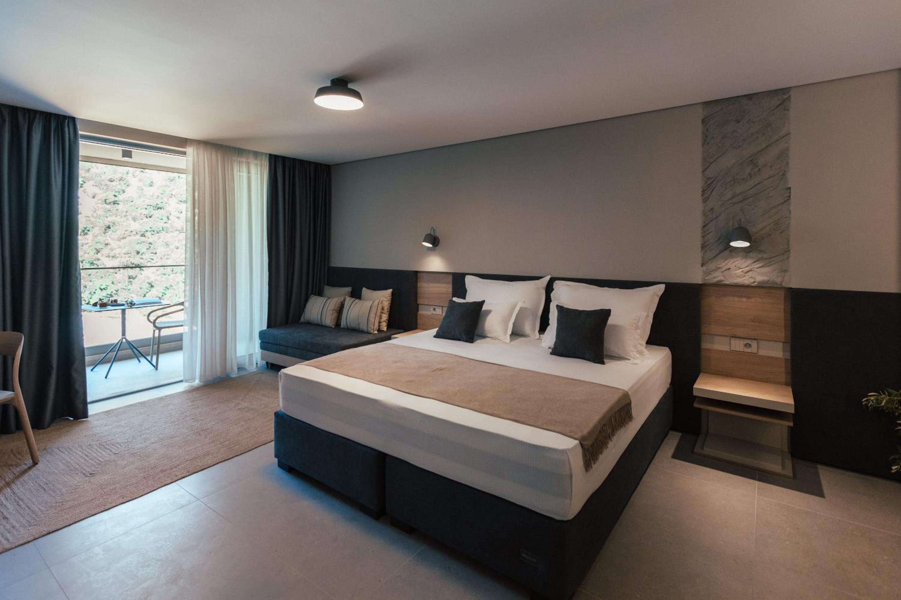 Deluxe Double Room with Side Sea View