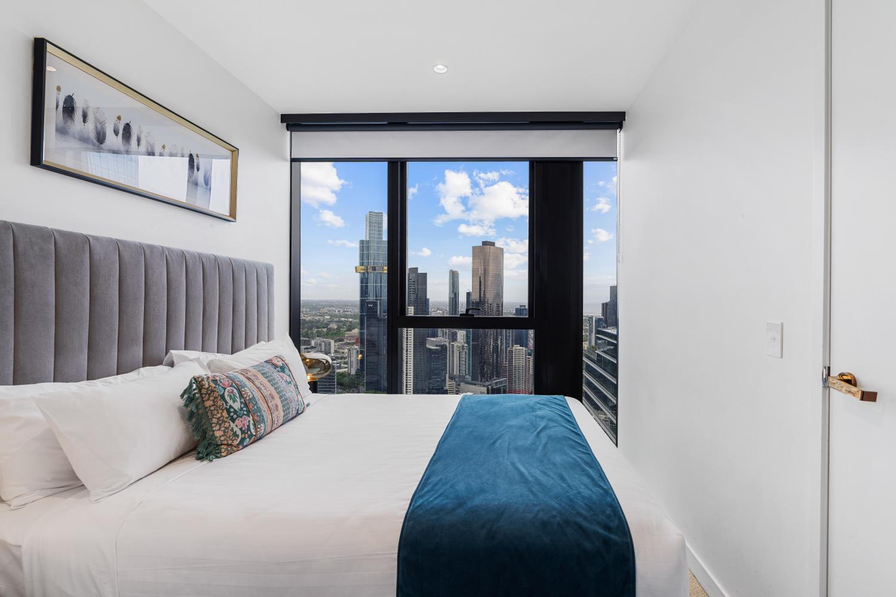 Two Bedroom Two Bathroom City View Apartment thumbnail 6