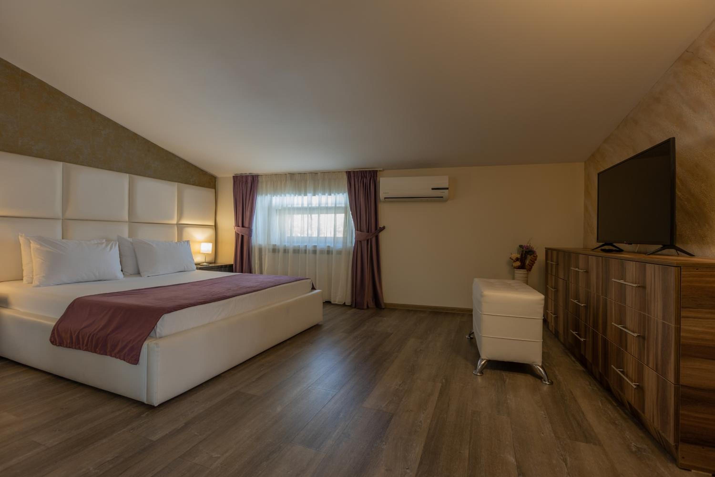 One-Bedroom Suite - Photo 1