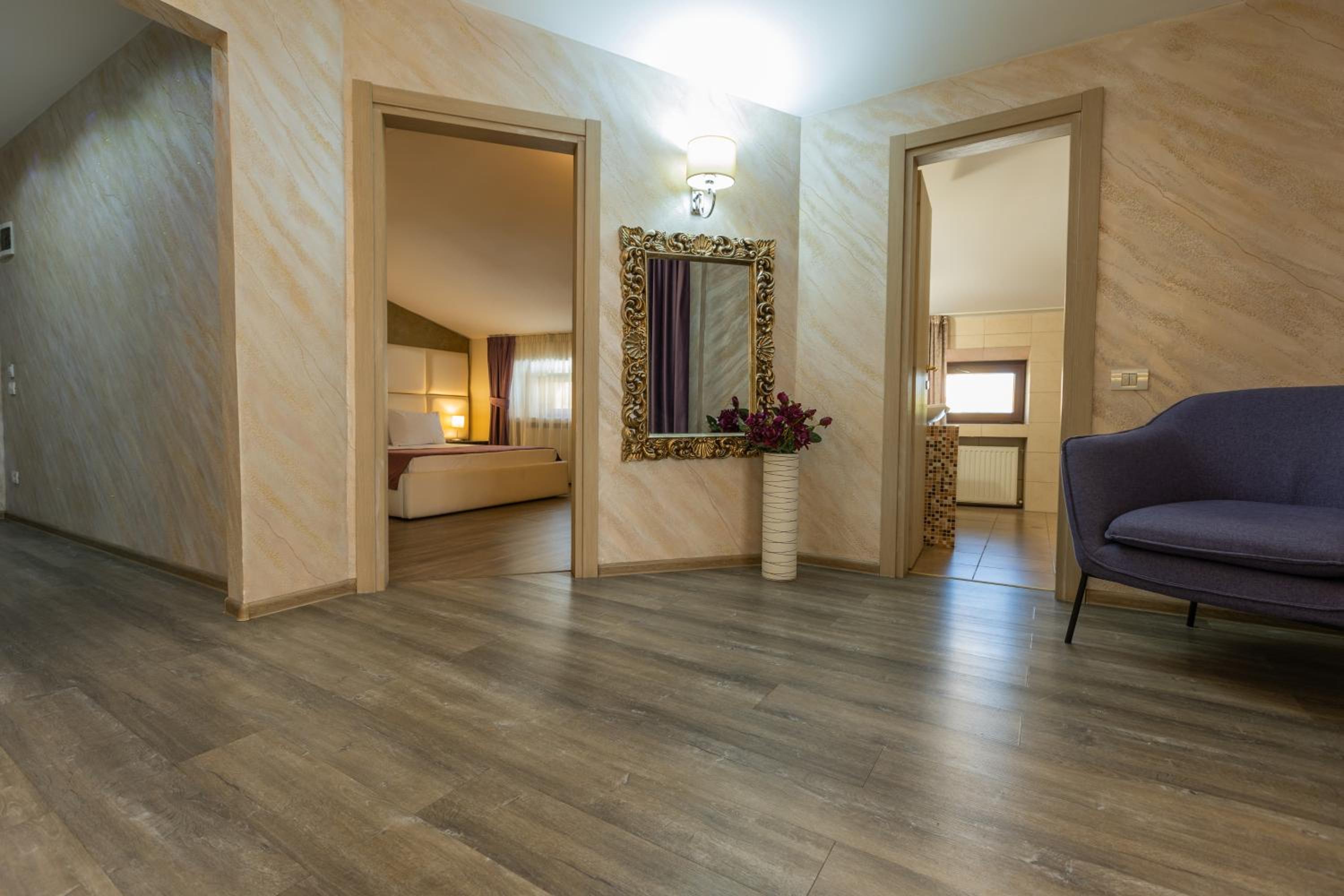 One-Bedroom Suite - Photo 7