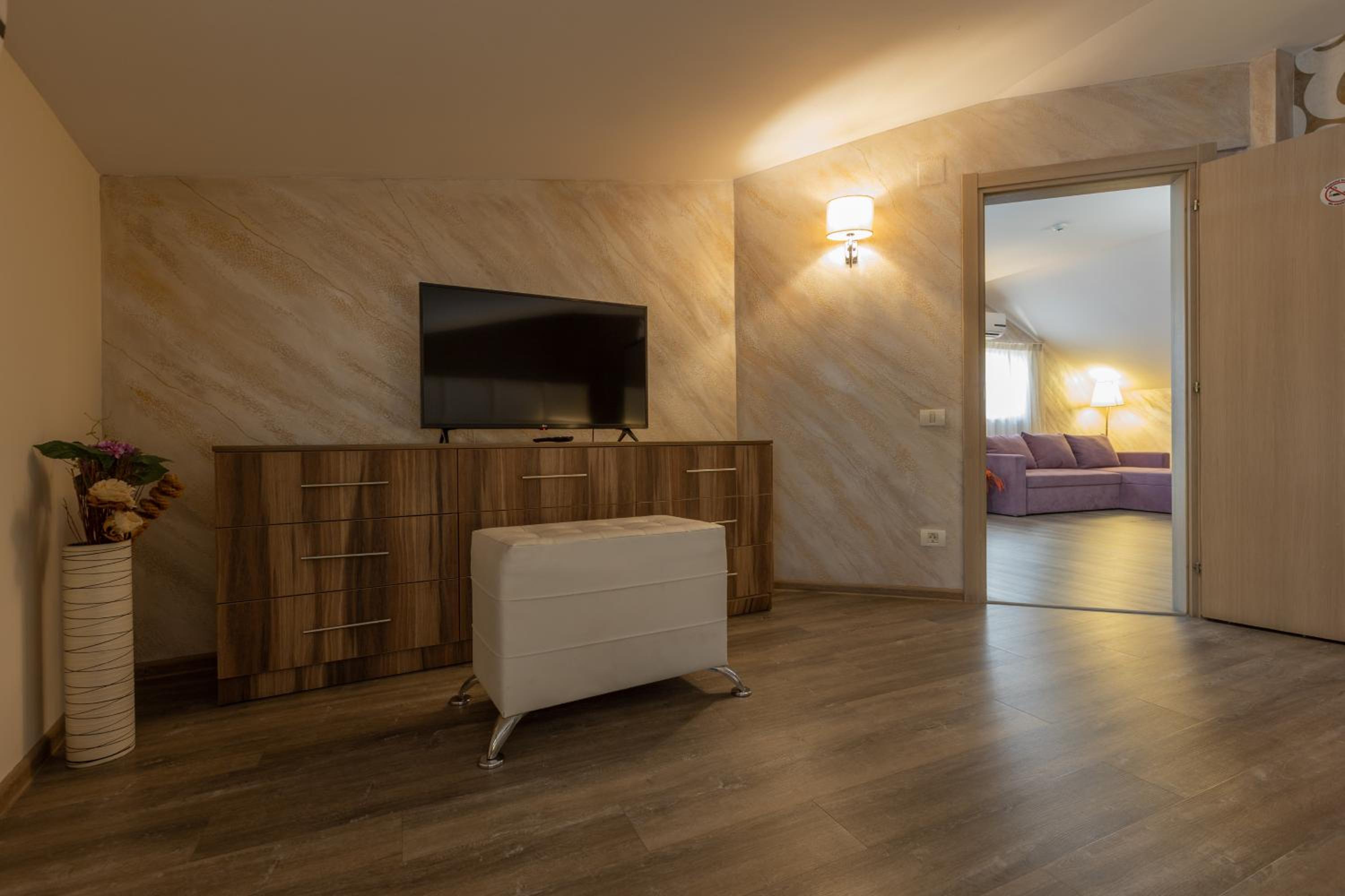 One-Bedroom Suite - Photo 8