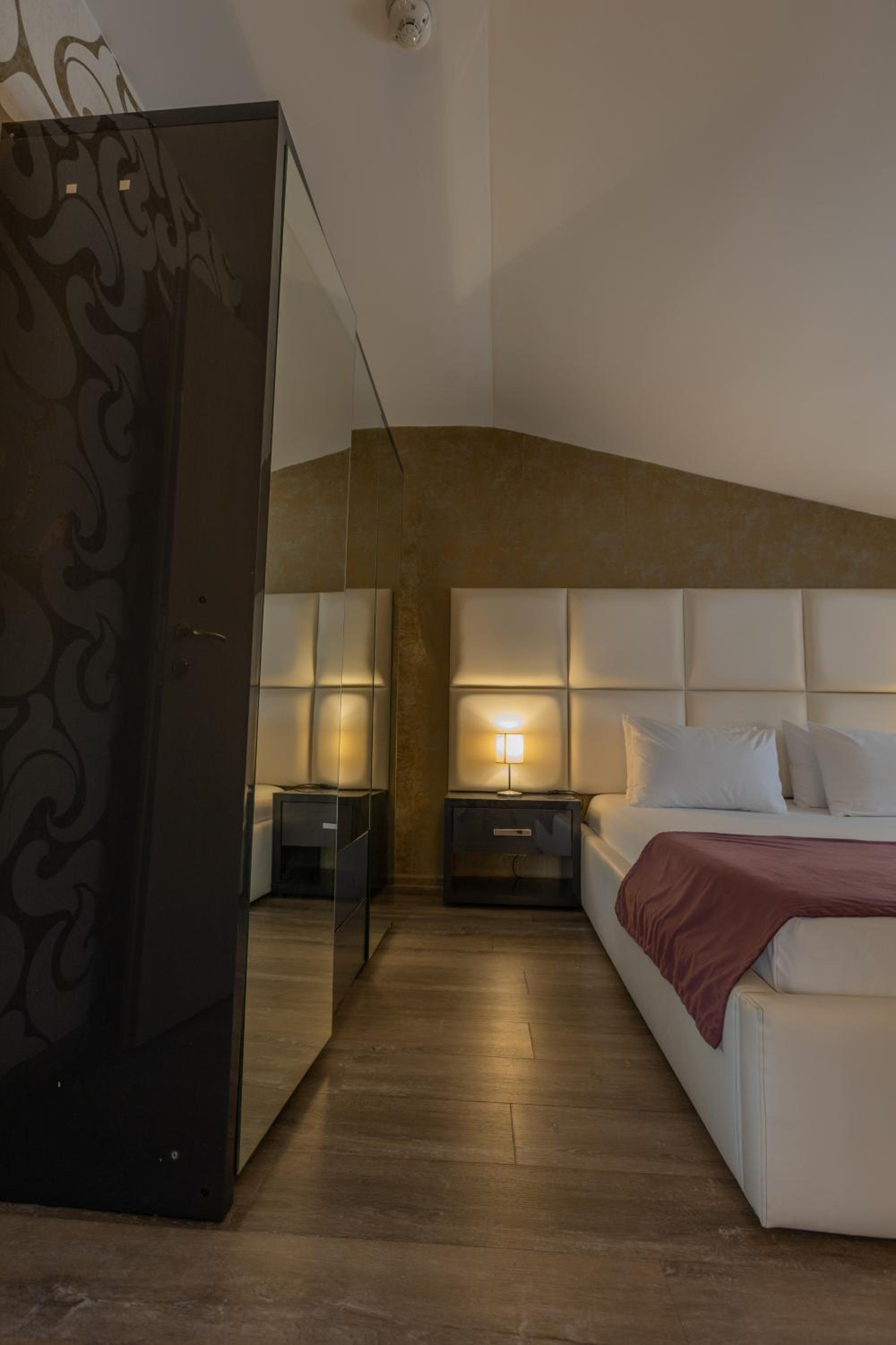 One-Bedroom Suite - Photo 5