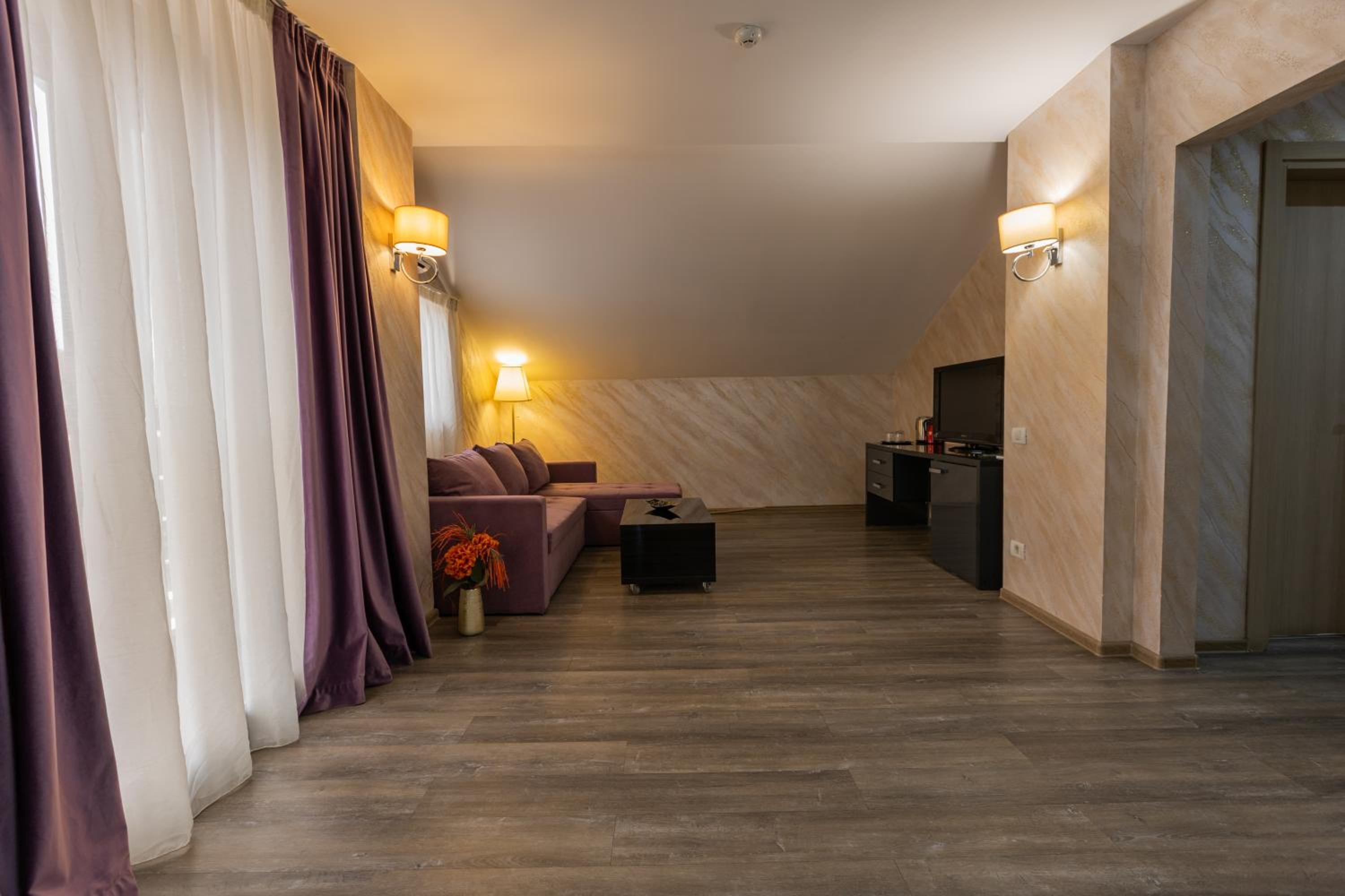 One-Bedroom Suite - Photo 6