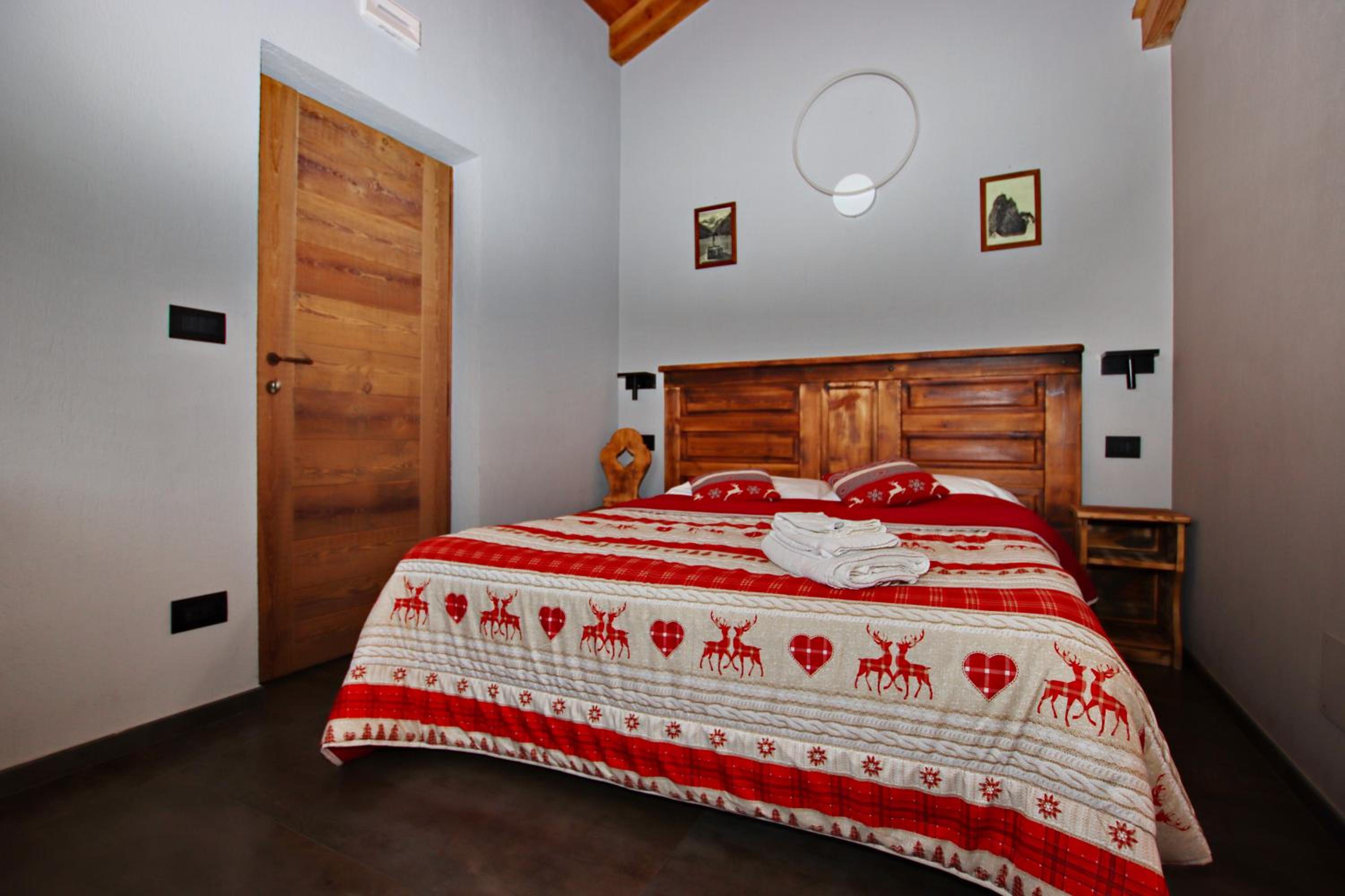 Family Room with Mountain View - Photo 1