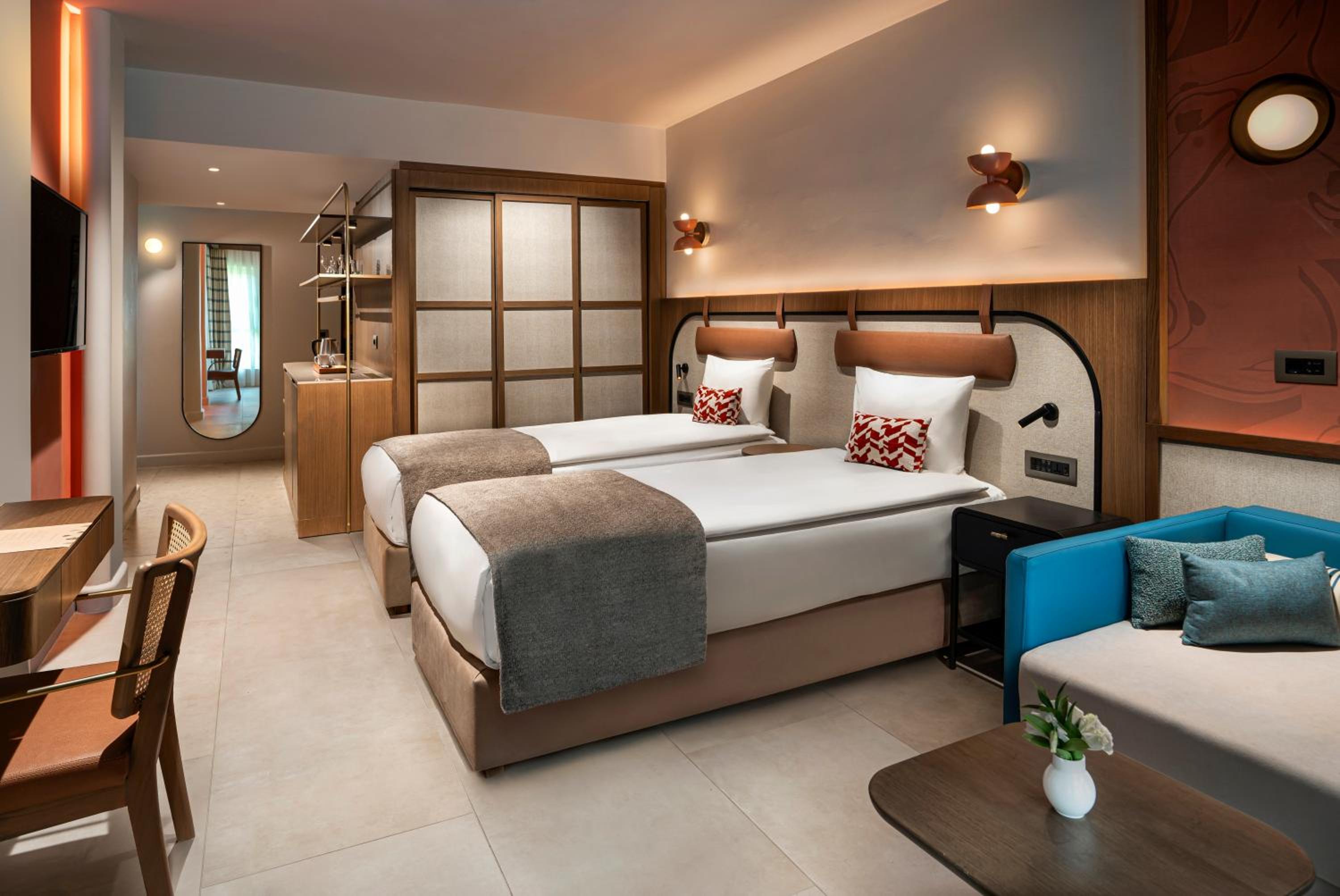 Deluxe Family Room Land Side